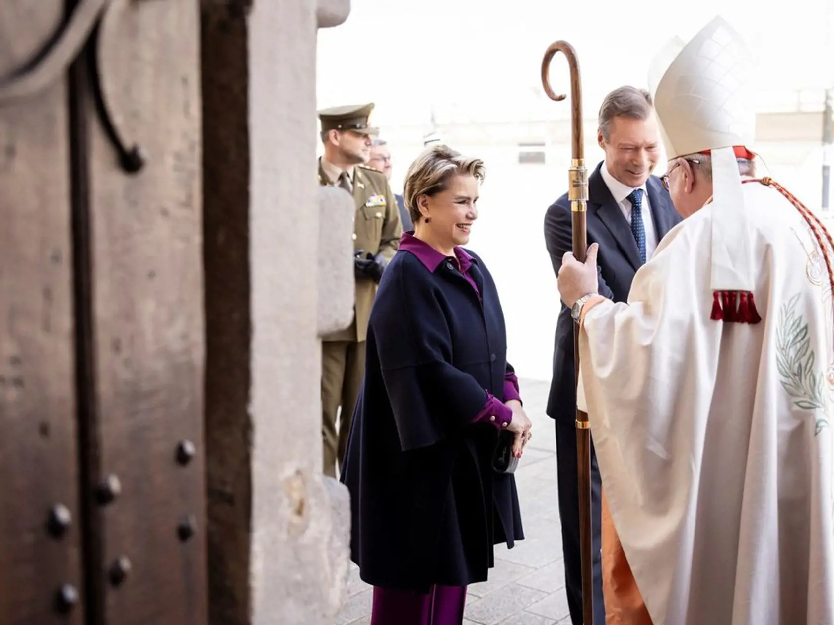 Obrad sa konal v kostole Saint Trophyme v Bormes-les-Mimosas - elegantnej juhofrancúzskej enkláve, kde sa v roku 2021 zosobášili brat Kate Middleton, James Middleton a Alizee Thevenetová.