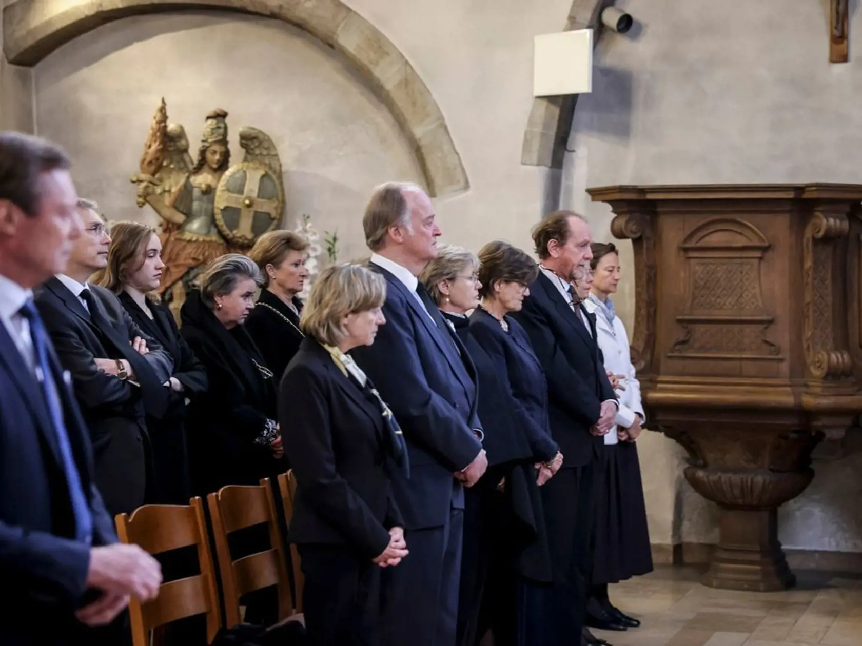 Celý svet momentálne upiera zrak na Anglicko, kde sa pripravuje jedna z najväčších udalostí našej histórie. Preto sa nemôžeme čudovať, že korunovácia kráľa Charlesa zatienila pompéznu svadbu kráľovského páru, ktorá sa konala na juhu Francúzska.