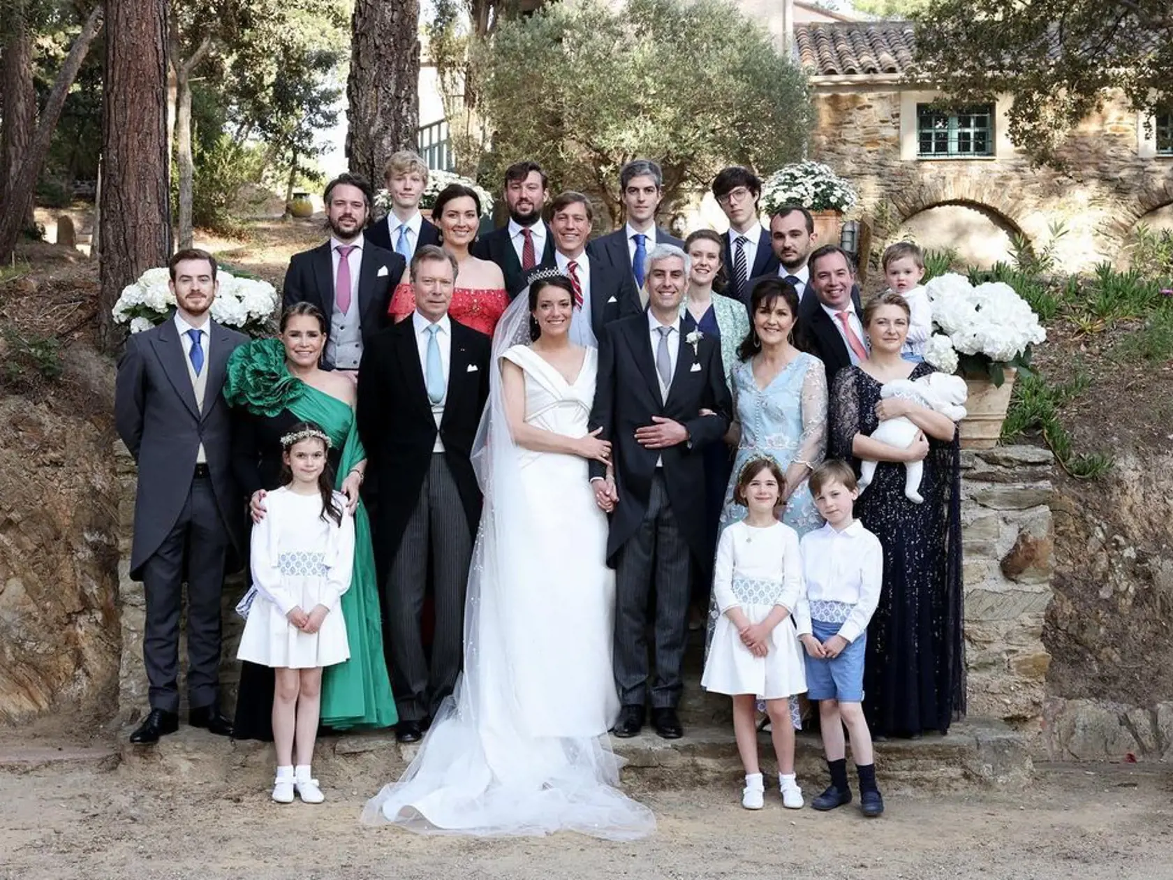 Luxemburská princezná Alexandra (32), jediná dcéra veľkovojvodu Henriho (68) a veľkovojvodkyne Márie Terézie (67), si počas cirkevného obradu - týždeň po civilnom sobáši na luxemburskej radnici - vzala francúzskeho podnikateľa Nicholasa Bagoryho (33).