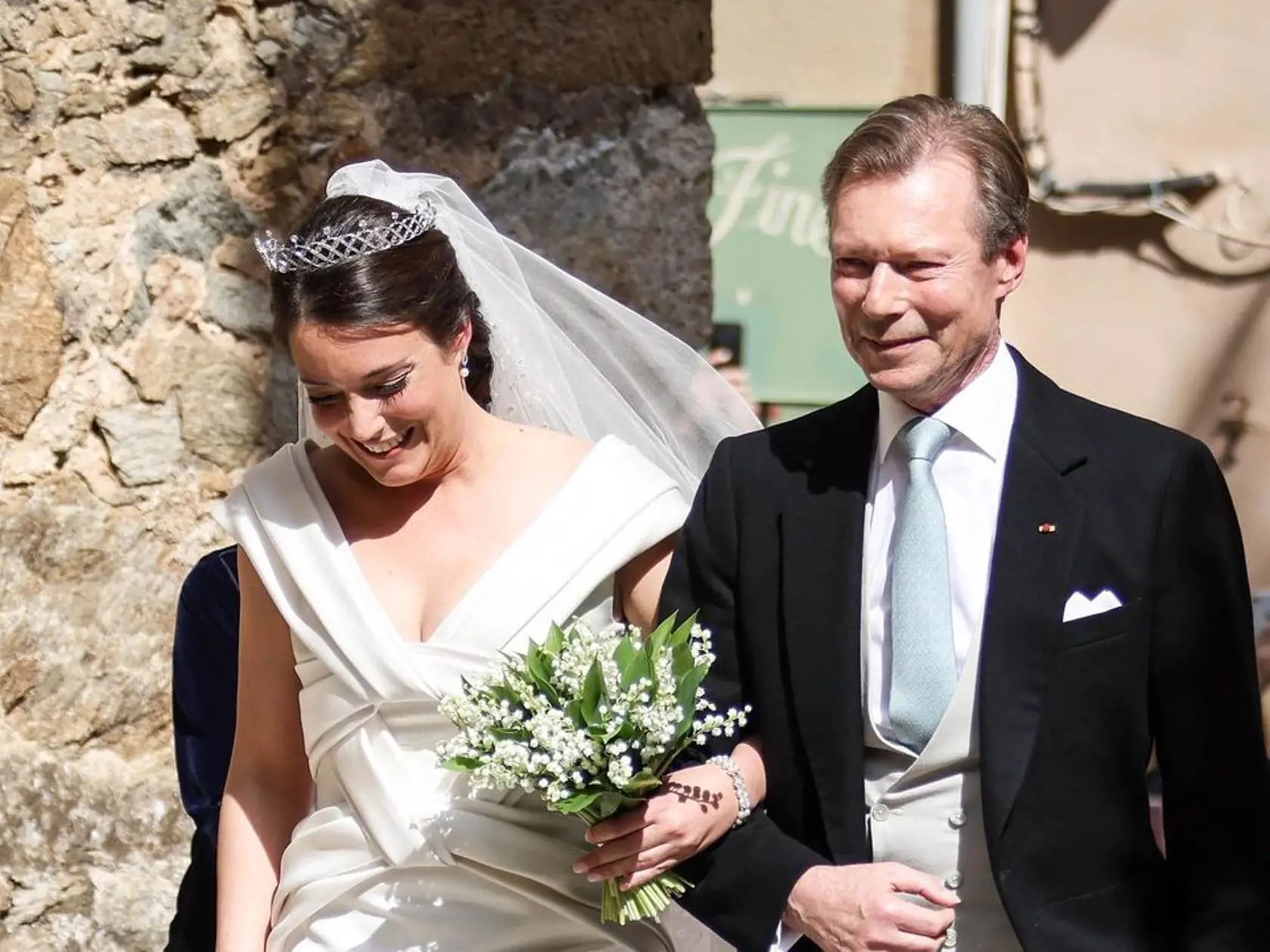 Princezná Alexandra prišla do malebného dedinského kostola v sprievode svojho otca a elegantne sa vynímala v saténových šatách, ktoré vytvoril návrhár Elie Saab, píše britský denník The Daily Mail.
