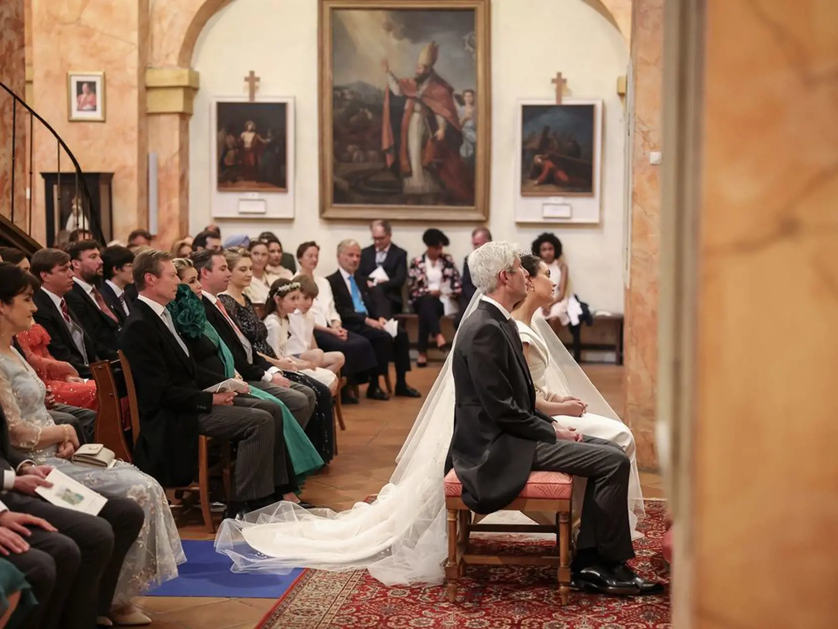 Obrad sa konal v kostole Saint Trophyme v Bormes-les-Mimosas - elegantnej juhofrancúzskej enkláve, kde sa v roku 2021 zosobášili brat Kate Middleton, James Middleton a Alizee Thevenetová.