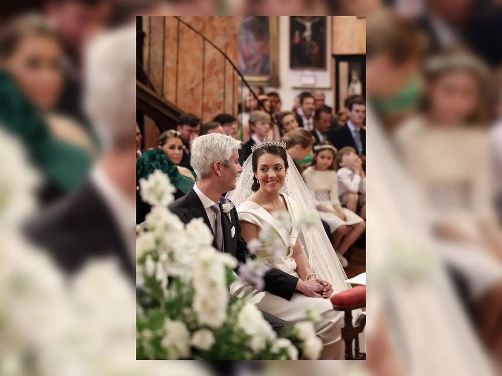 Novomanželia zdieľali niekoľko záberov zo sobáša v kostole, na ktorých vidieť rozžiarenú nevestu a ženícha pred oltárom, ako aj hostí v slávnostnom oblečení.