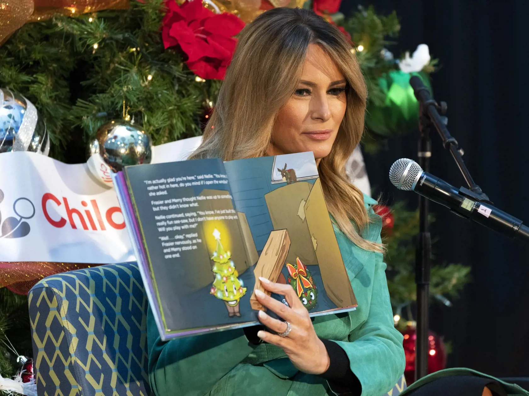 KK35 Washington - Prvá dáma USA Melania Trumpová číta vianočnú rozprávku detským pacientom v nemocnici 15. decembra 2020 vo Washingtone.  Kvôli obavám z pandémie nového koronavírusu boli v miestnosti iba dve deti a čítanie sa vysielalo ostatným deťom v nemocnici. FOTO TASR/AP
First lady Melania Trump reads a Christmas book to children who are patients at Children's National Hospital, Tuesday, Dec. 15, 2020, in Washington. Due to pandemic concerns there were only two children in the room and the 