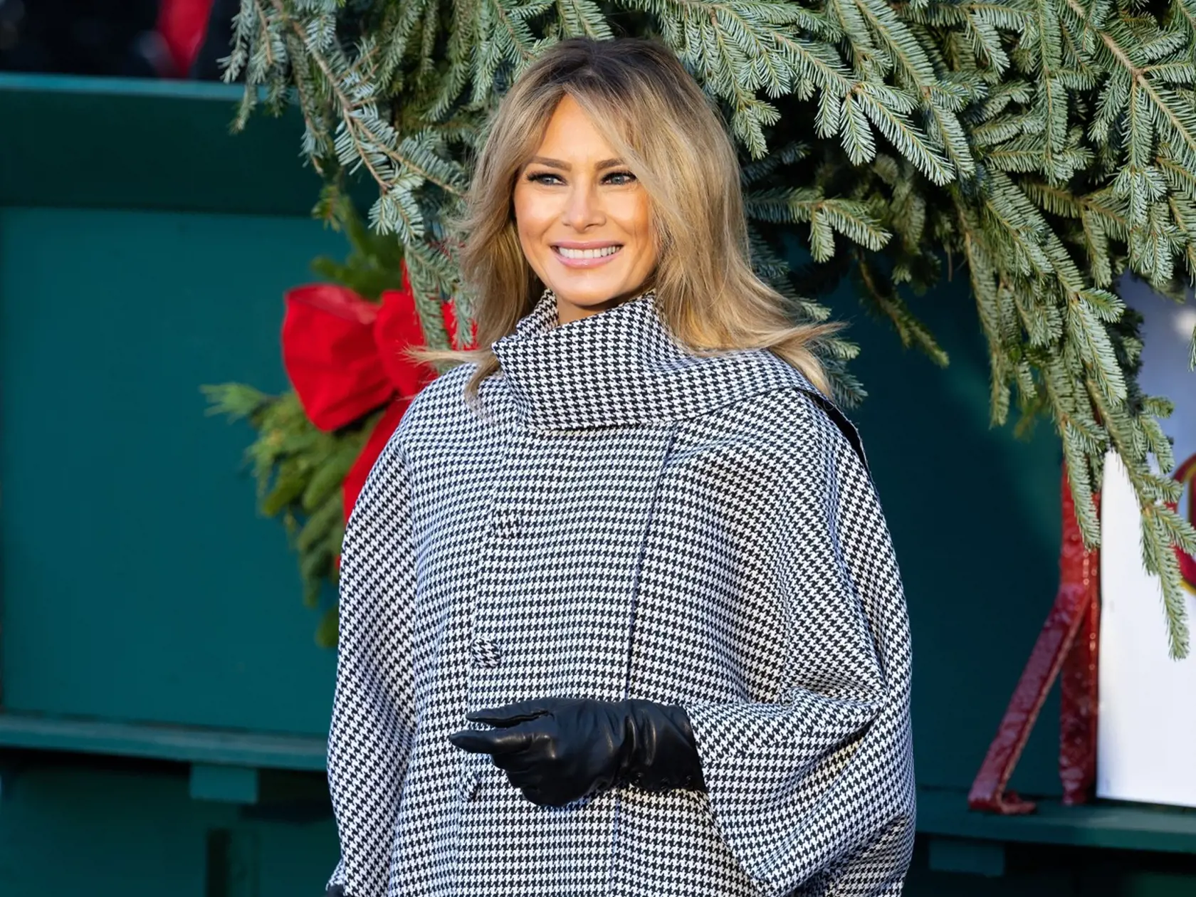 Melanii Trumpovej, ako prvej dáme USA prislúcha každý rok aj príjemná zodpovednosť za vianočnú výzdobu Bieleho domu s čím súvisí aj prebratie a privítanie vianočného stromčeka.