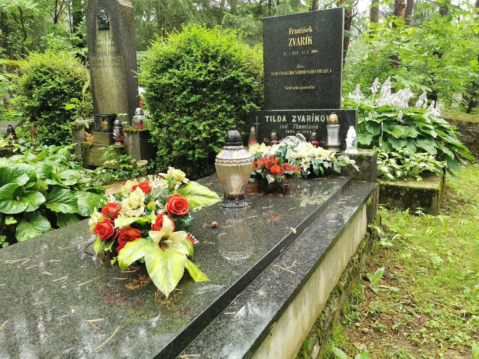 Hrob sa nachádza na rodinnom cintoríne.