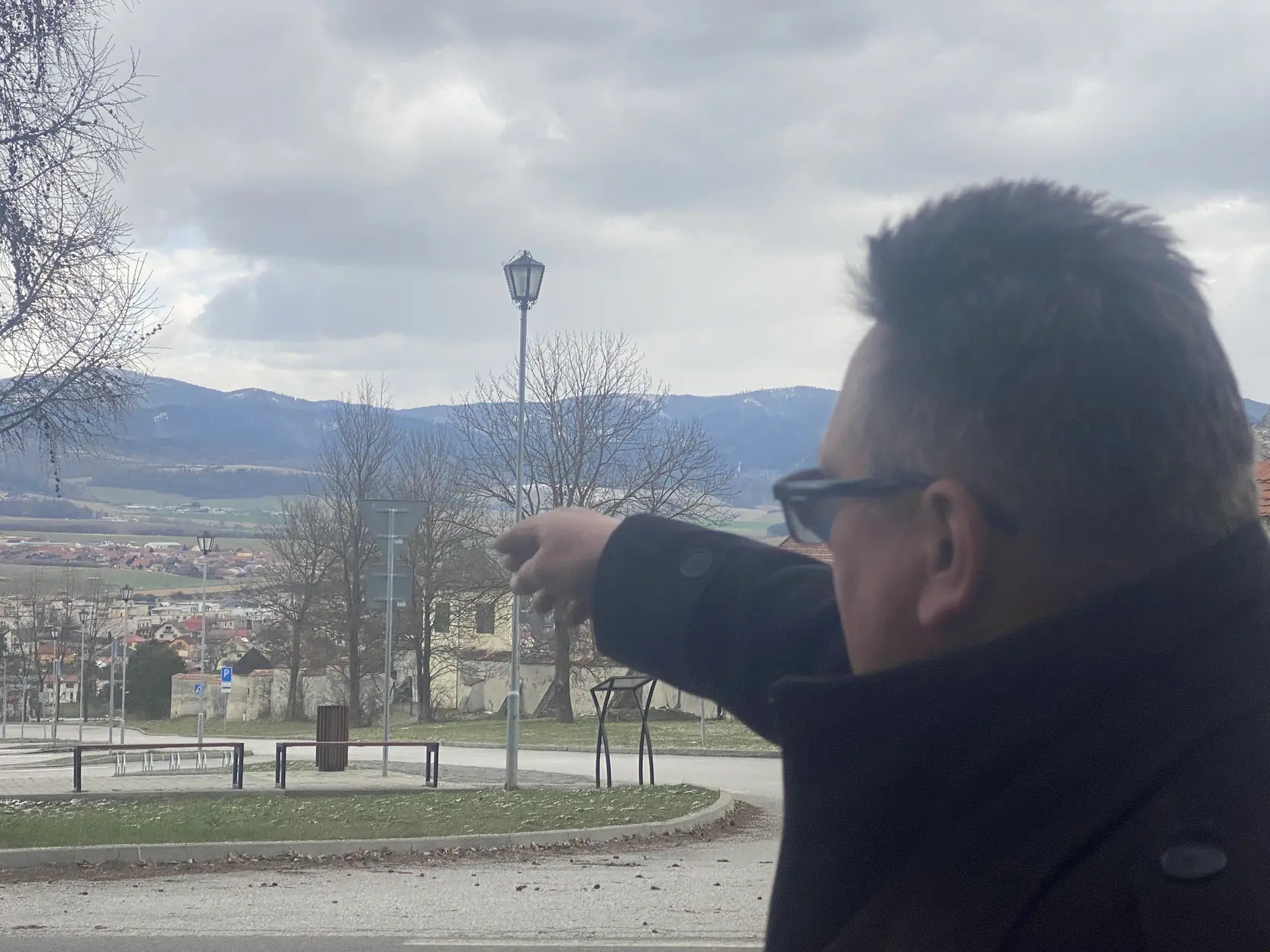 Primátor Spišského Podhradia Michal Kapusta ukazuje na plánovaný vstup do cirkevného mestečka, kde plánujú vybudovať aj obratisko pre autobusy. 