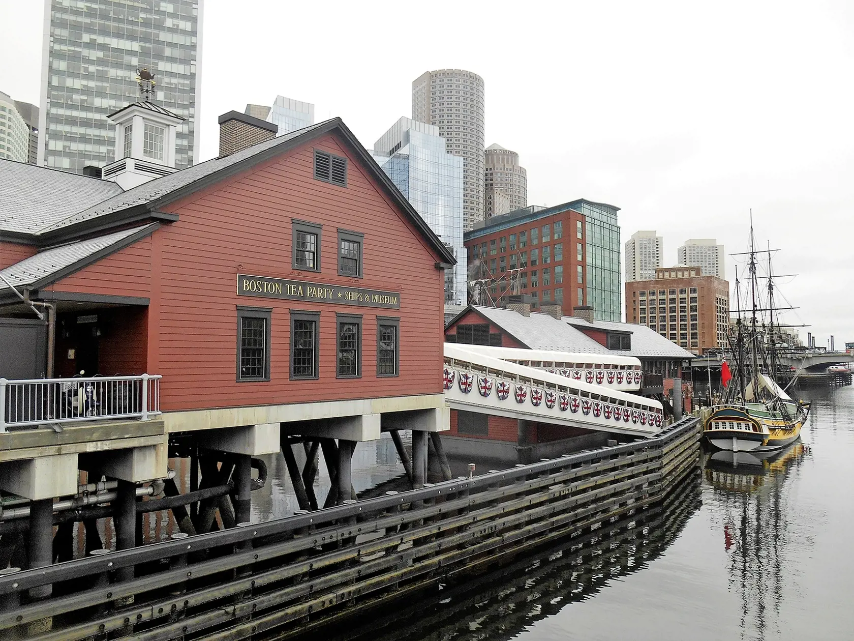 Boston Tea Party  Museum - pripomína historickú udalosť, takzvaný bostonský čajový večierok.