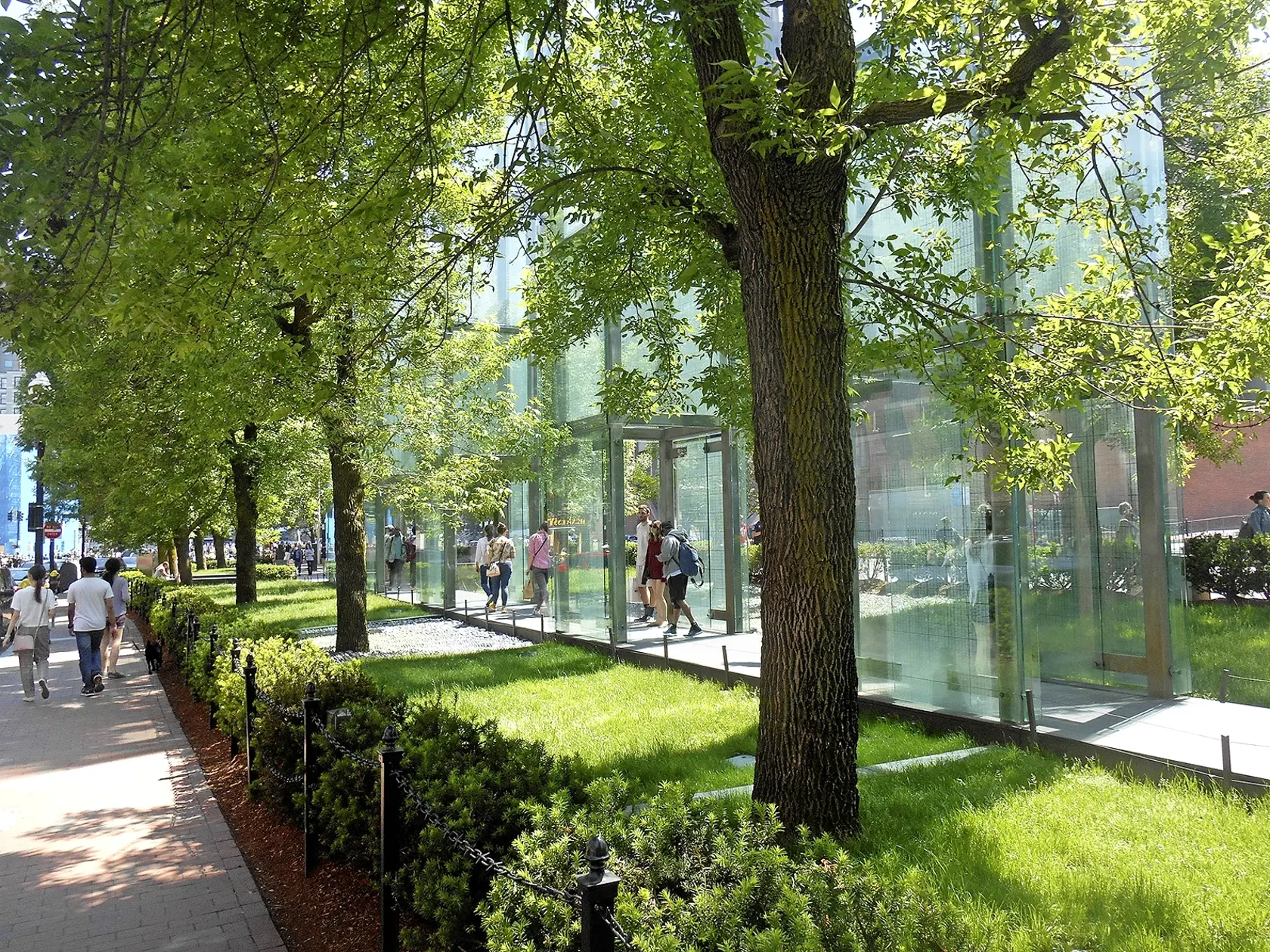 New England Holocaust Memorial – šesť sklenených veží symbolizuje šesť hlavných  vyhladzovacích táborov  a šesť miliónov obetí.
