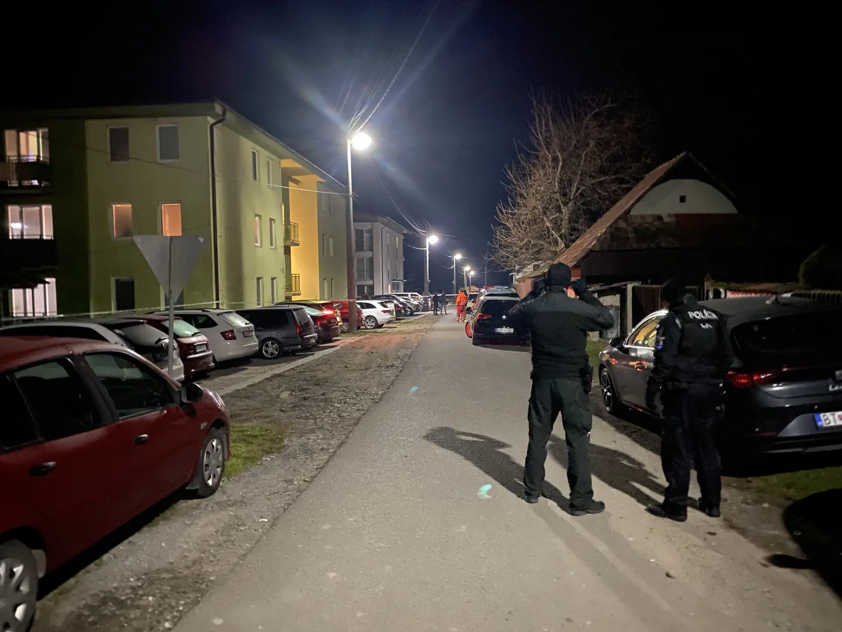 Ulica hrôzy. V Rokytove pri Bardejove, v prvom bytovom dome vľavo na fotografii, na prízemí, policajt zastrelil iba mesačné bábätko a potom zbraň obrátil proti sebe