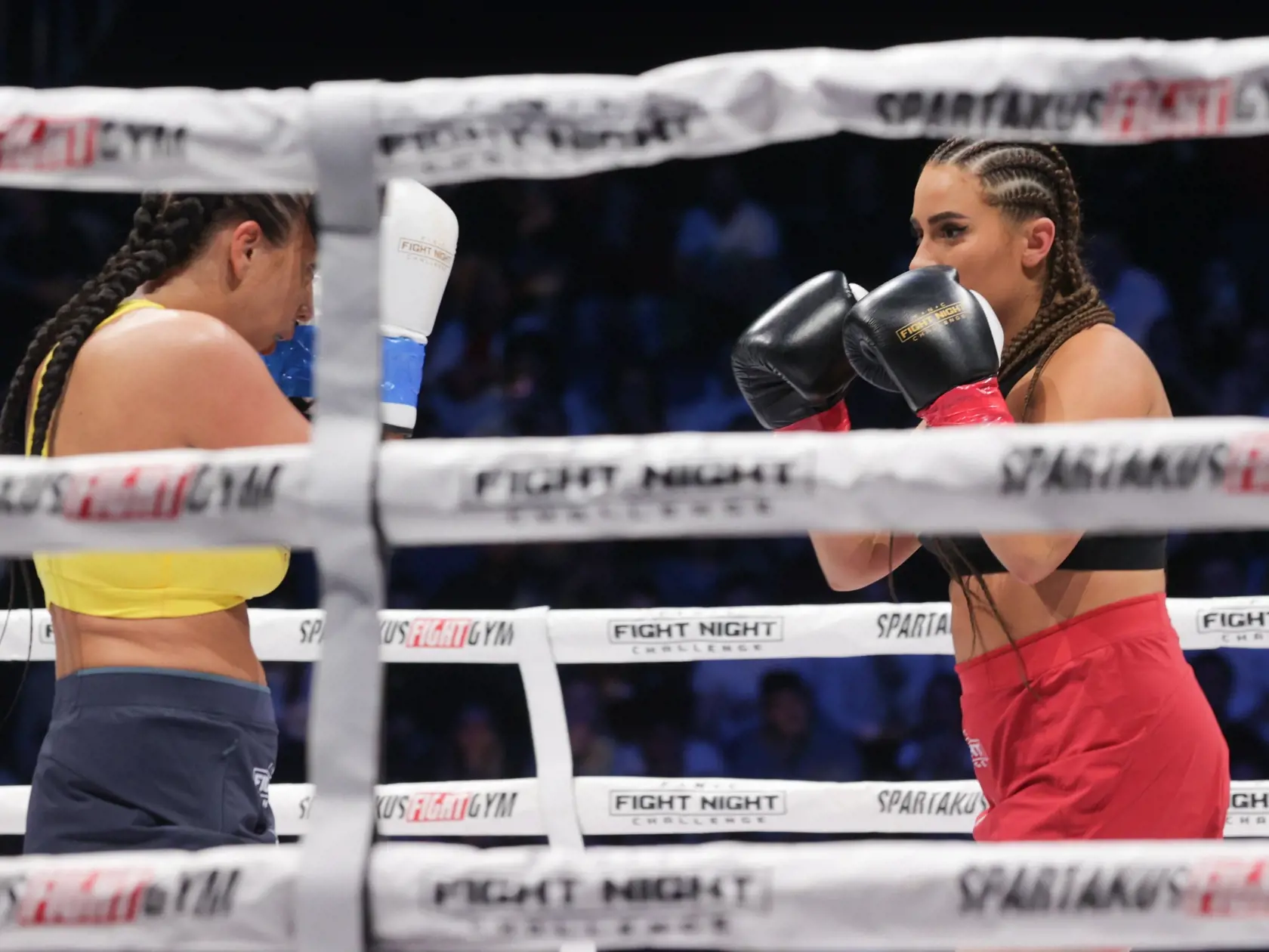Lenka Tejbusová sa v ringu Fight Night Challenge pobila s ,,Kollárovou" Pimpinočkou. Pimpa vyhrala.
