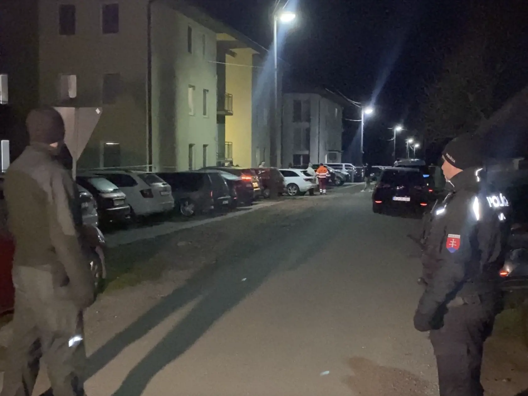 Ulica hrôzy. V Rokytove pri Bardejove, v prvom bytovom dome vľavo na fotografii, na prízemí, policajt zastrelil iba mesačné bábätko a potom zbraň obrátil proti sebe.