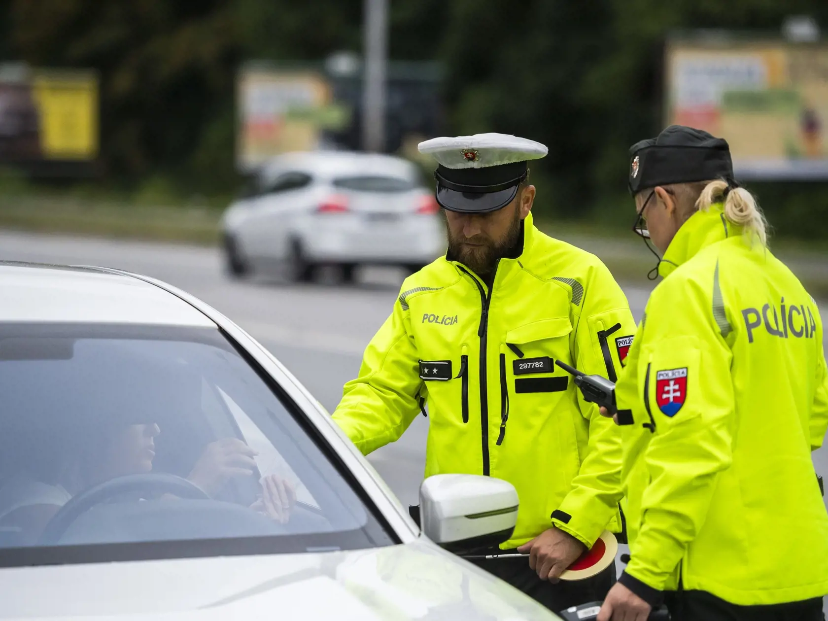 Policajti zastavujú najčastejšie autá bielej farby. Nie je to žiadna náhoda. Autá bielej farby sú totiž podľa prieskumu najpredávanejšie.