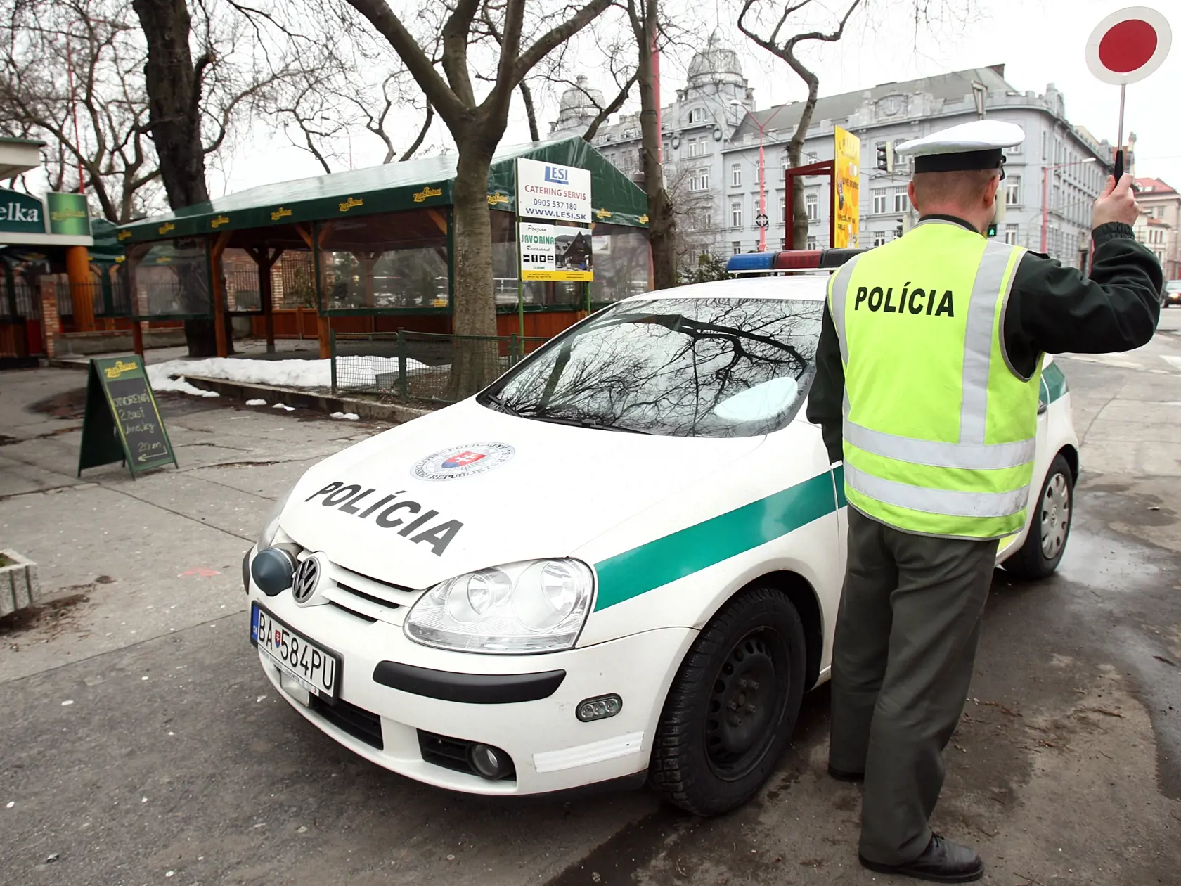 Počas mája sa v piatky a cez víkendy budú konať dopravno-bezpečnostné akcie. Policajti budú počas akcie Víkend kontrolovať najmä dodržiavanie rýchlosti jazdy a zákaz požívania alkoholu vodičmi i nemotorovými účastníkmi.
