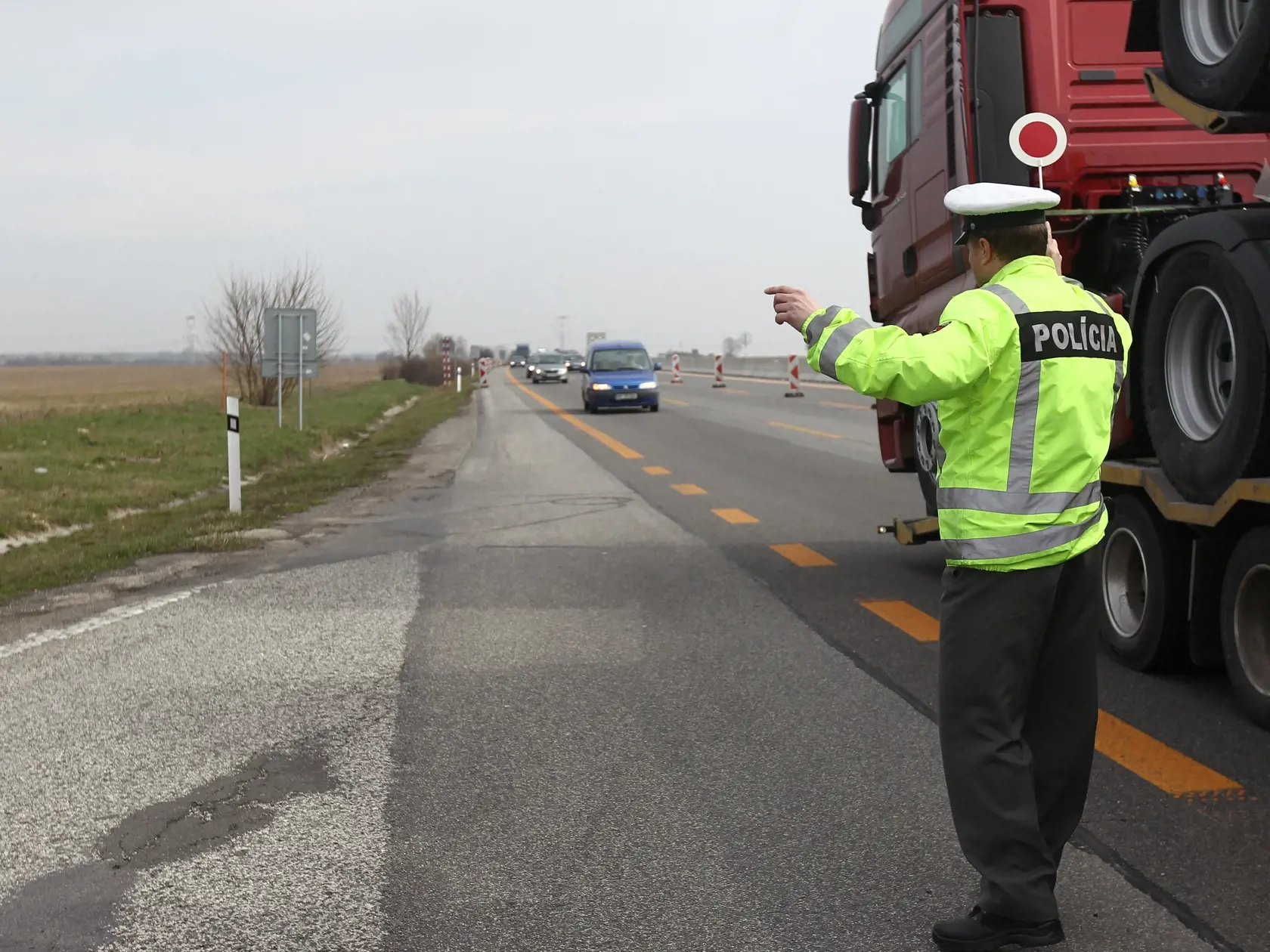 Počas mája sa v piatky a cez víkendy budú konať dopravno-bezpečnostné akcie. Policajti budú počas akcie Víkend kontrolovať najmä dodržiavanie rýchlosti jazdy a zákaz požívania alkoholu vodičmi i nemotorovými účastníkmi.