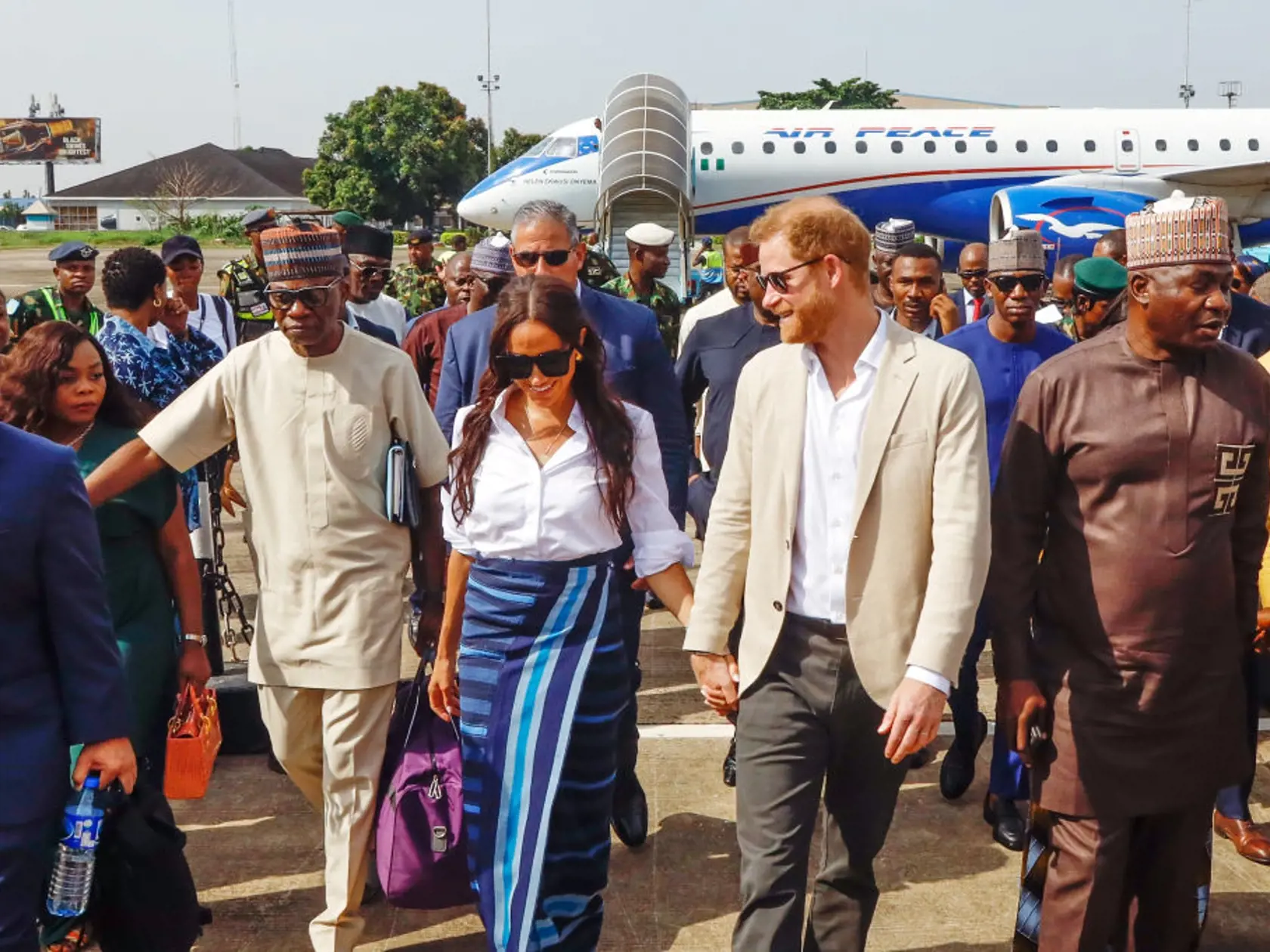 Princ Harry a Meghan Markle navštívili Nigériu - stále sa držali za ruky. Foto z tretieho dňa návštevy.