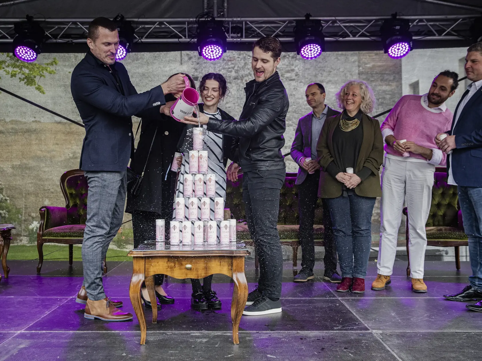 Hviezdy Dunaja sa po krste vína Dunaj Rosé presunuli k fanúšikom na autogramiádu.