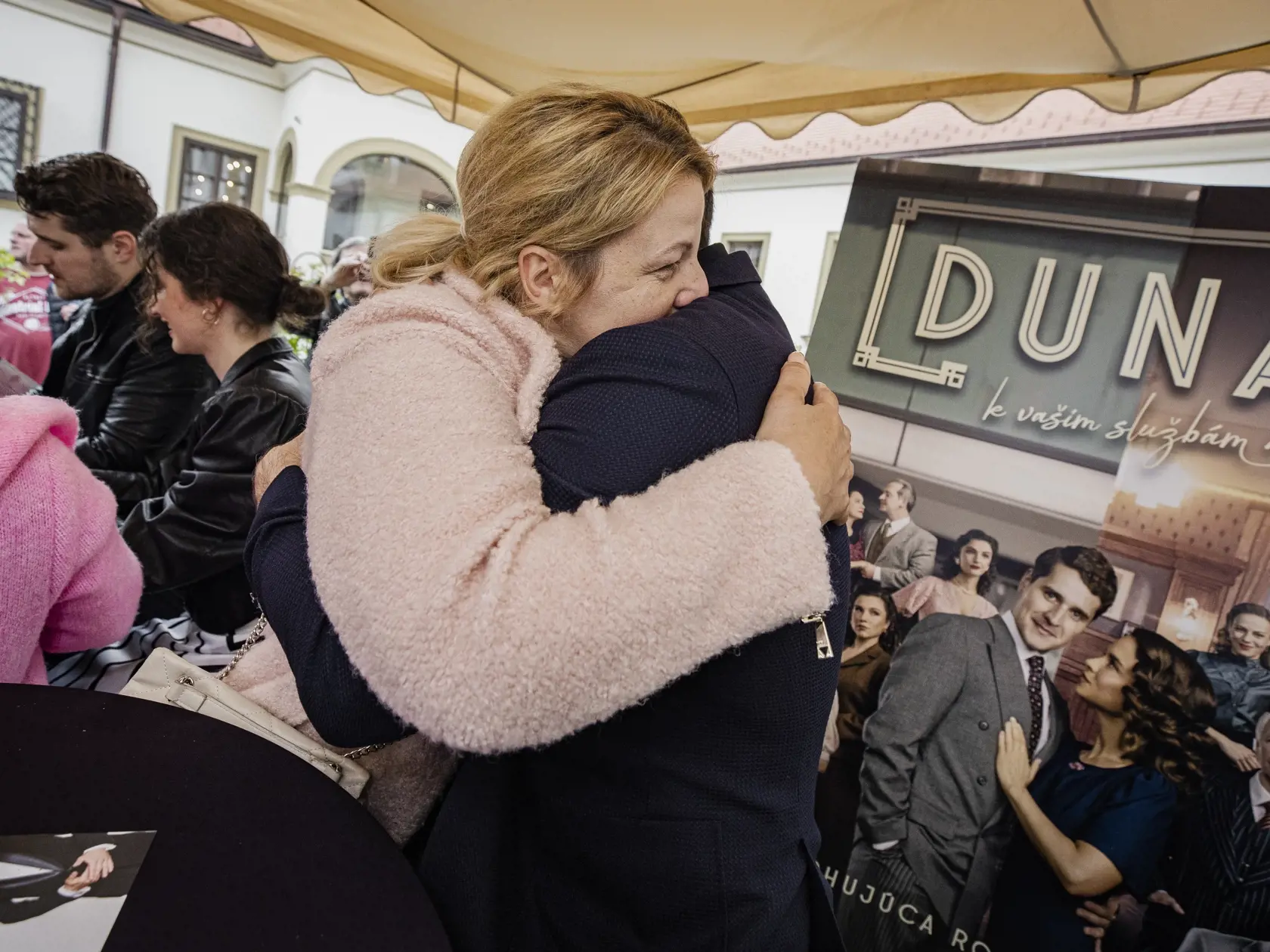 Populárni herci strhujúcej televíznej ságy Dunaj, k vašim službám zavítali do Svätého Jura, aby pokrstili nové ružové víno unikátnej slovenskej odrody Dunaj z produkcie ViaJur. Zároveň absolvovali autogramiádu pre návštevníkov vinárstva. Na snímke Ján Koleník.