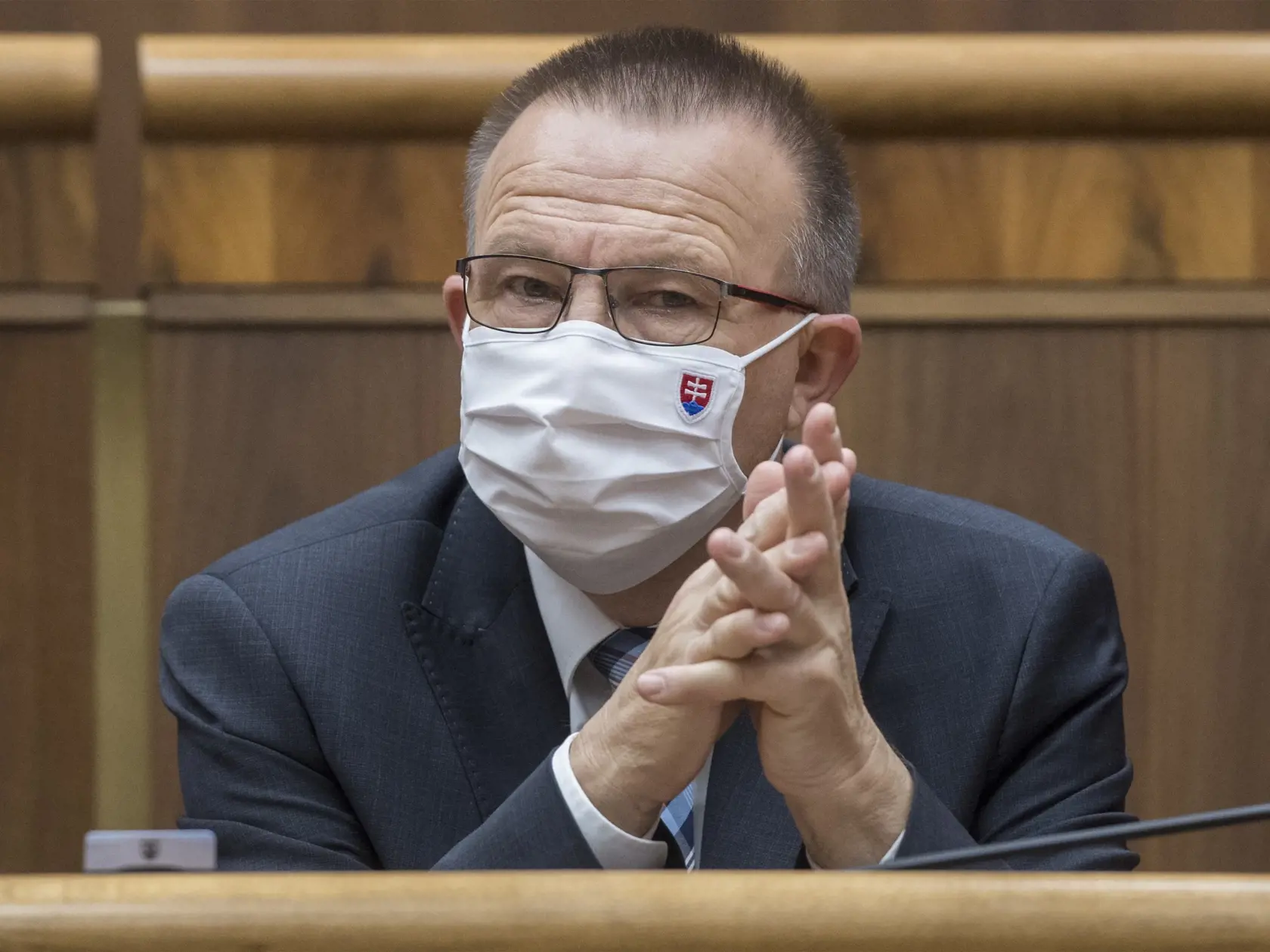 Prácu komisii čiastočne sťažujú aj kompetencie jej členov, tie totiž majú len v súvislosti s pôsobením Kolíkovej. O iné povolenia môžu požiadať, no nemusí im byť vyhovené. „Nemôžeme nazrieť napríklad do vyšetrovacieho spisu, aj keď si takú žiadosť zrejme dáme a uvidíme, či nám to vyšetrovateľ povolí. Nemôžeme napríklad pracovať so zdravotnou dokumentáciou, čo je tiež veľmi zlé," povedal Laurenčík. Pokračovanie nájdete na nasledujúcej strane.