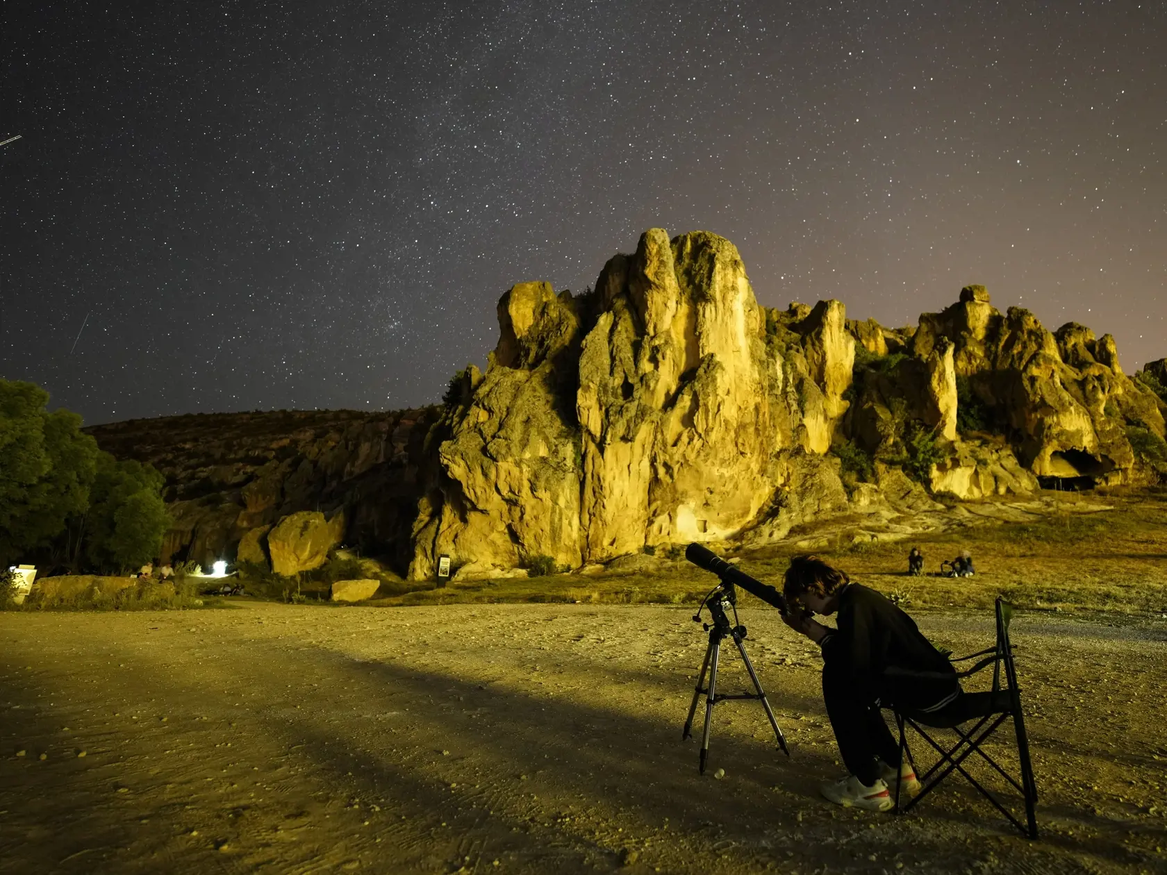 Pozorovanie meteorického roja Perzeíd v údolí Phrygian v tureckom Afyonkarahisare, 250 km juhozápadne od Ankary v sobotu 12. augusta 2023.