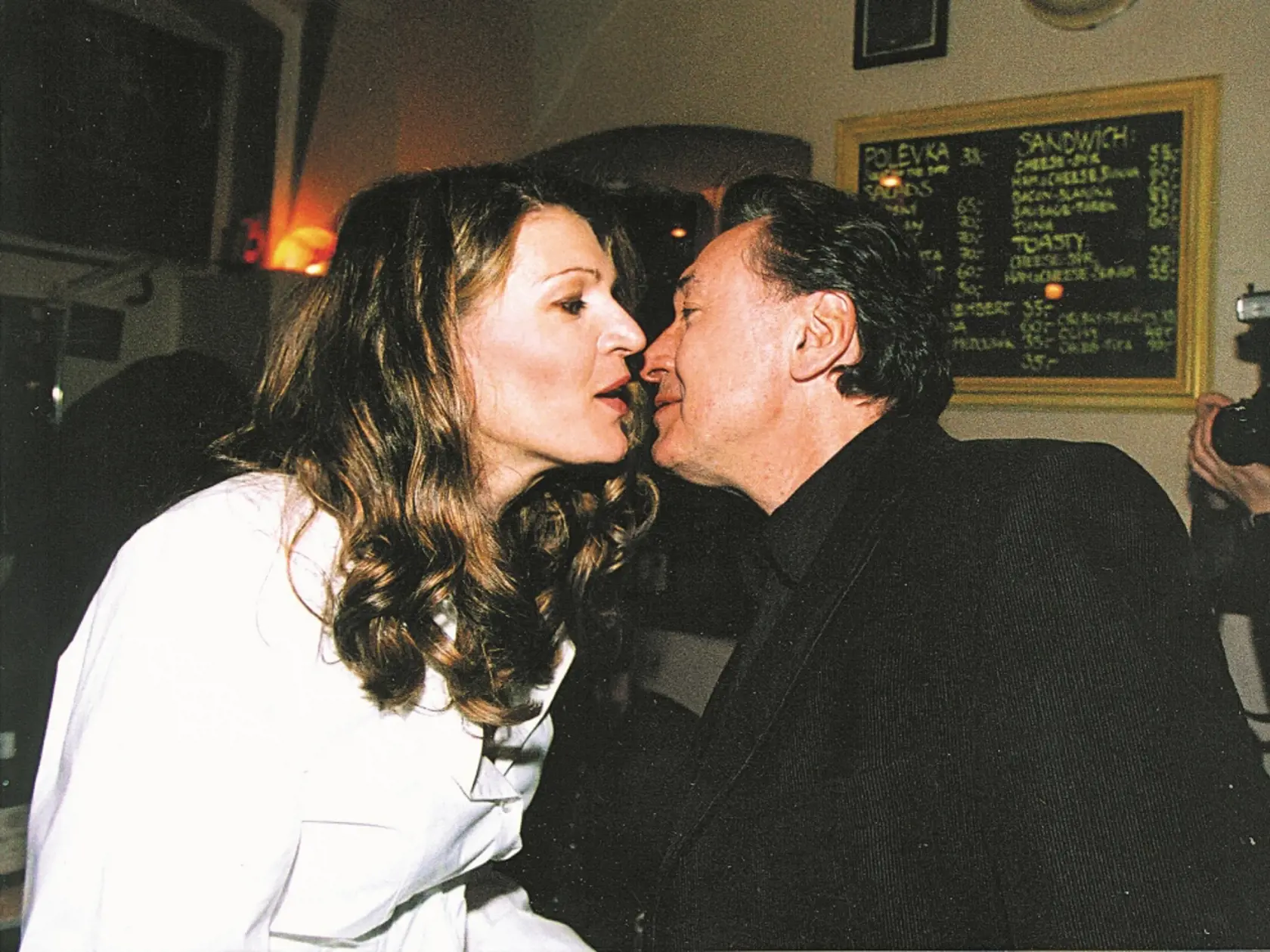 Karel Gott, polibek, hudba, zpěvák, ČR, Martina Formanová, 
Blesk 23.03.2002, Image: 157894895, License: Rights-managed, Restrictions: Při použití tohoto snímku povinnost uvést kredit ve formě: Kundrát / CNC / Profimedia, Model Release: no, Credit line: Profimedia, CNC - společnost