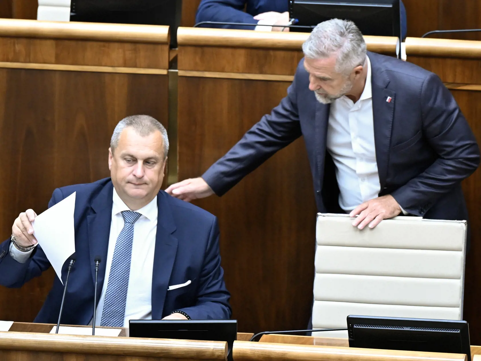 Na snímke vľavo podpredseda NRSR Andrej Danko (SNS) a vpravo podpredseda NR SR Tibor Gašpar (Smer-SD) počas rokovania mimoriadnej 16. schôdze Národnej rady (NR) Slovenskej republiky 16. júla 2024 v Bratislave.