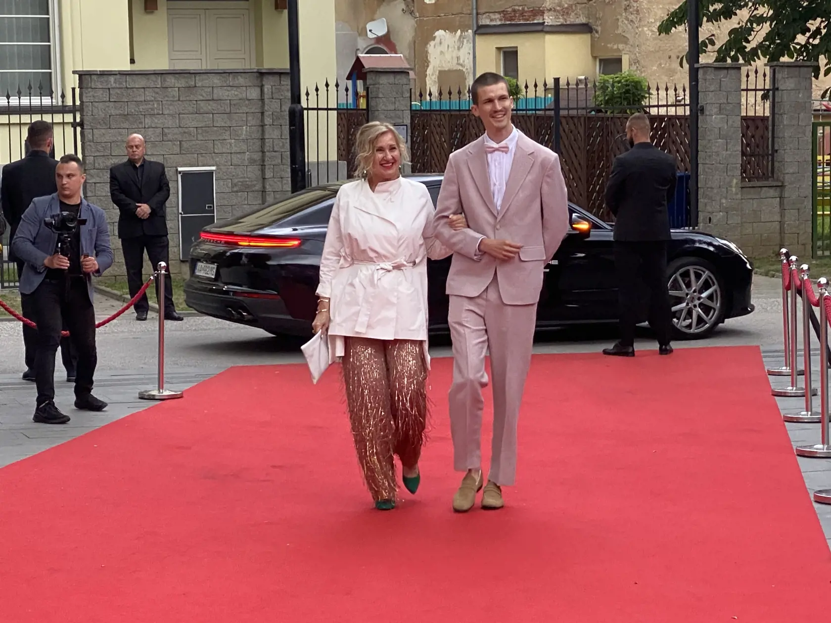 Producentka Adriana Kronerová a syn Maroša Kramára Timur. Príchod hostí na záverečný ceremoniál 30. ročníka medzinárodného festivalu Art Film Košice, na ktorom odovzdali ceny držiteľom honorárnych ocenení - Sergejovi Loznicovi, Antónii Liškovej a Marošovi Kramárovi a vyhlásili víťazov jednotlivých súťaží.