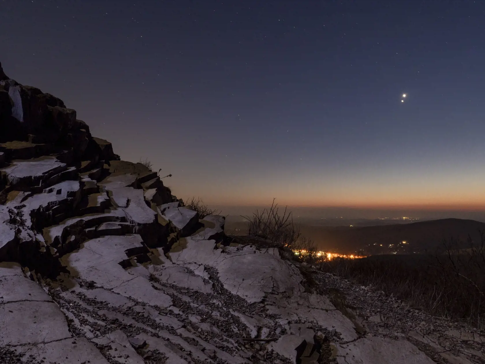 WA 48 Salgótarján - Na snímke konjunkcia planét Venuše (hore) a Jupitera na nočnej oblohe nad  mestom Salgótarján na severe Maďarska vo štvrtok 2. marca 2023. FOTO TASR/AP


The conjunction of planets Venus, top, and Jupiter is seen in the sky above Salgotarjan, Hungary, Thursday night, March 2, 2023. (Peter Komka/MTI via AP)