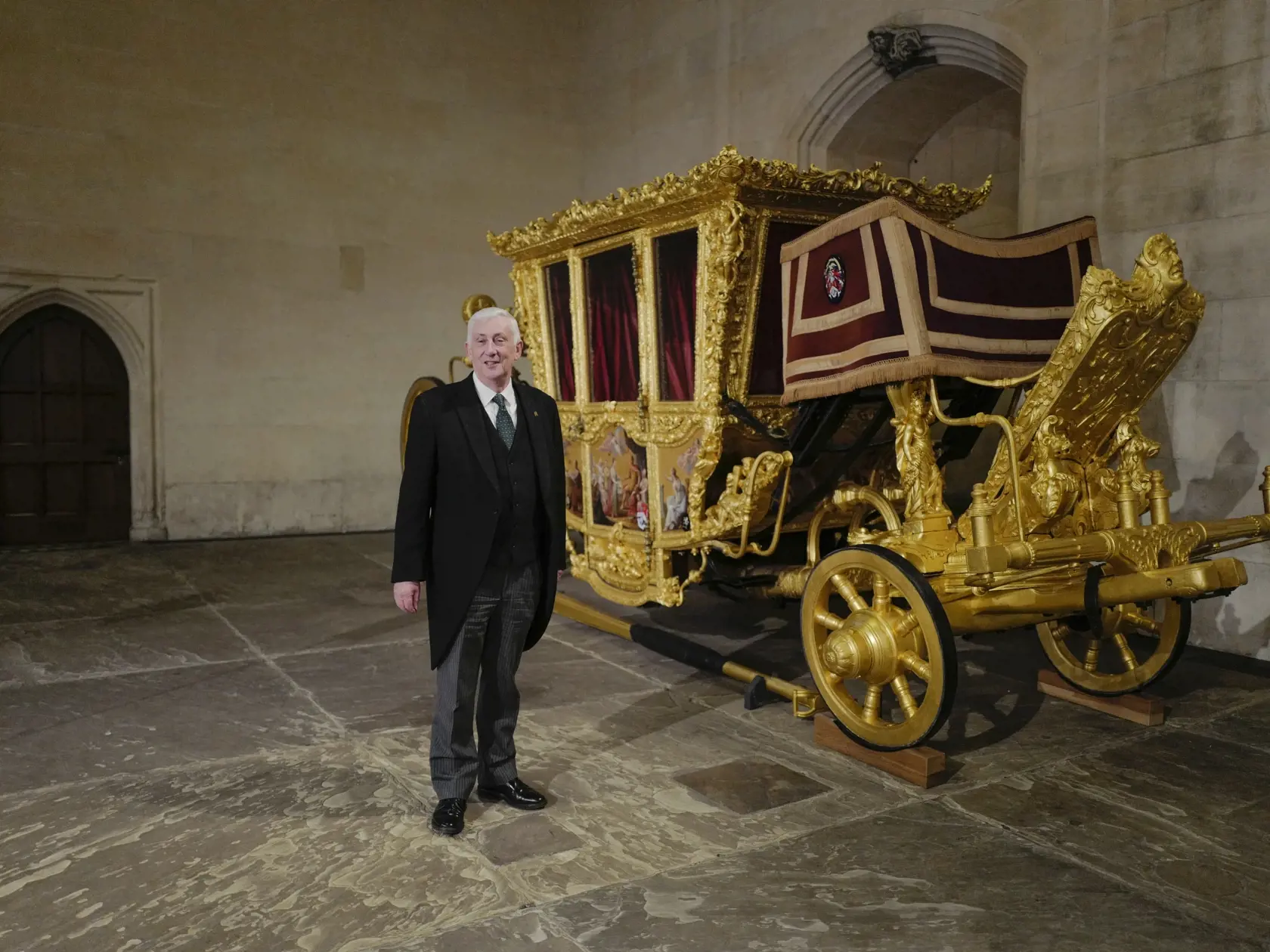 KK11 Londýn - Na snímke predseda Dolnej komory britského parlamentu Lindsay Hoyle stojí vedľa pozláteného koča pred korunováciou kráľa Karola III. v Londýne 30. apríla 2023. Pozlátený koč, ktorý bol naposledy vystavený v londýnskom Westminsterskom paláci v roku 2005, bude opäť vystavený od 2. mája do jesene pri príležitosti korunovácie kráľa Karola III. FOTO TARS/AP
Britain's Speaker of the House of Commons Lindsay Hoyle stands next to the as it returns to Westminster, ahead of the coronation of