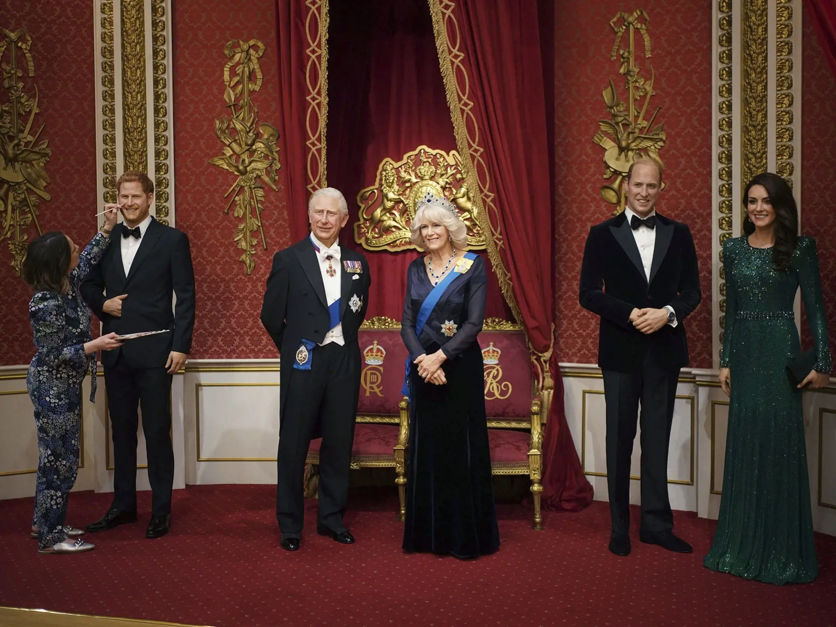 KK31 Londýn - Na snímke zľava voskové figuríny britského princa Harryho, britského kráľa Karola III., britskej kráľovnej manželky Kamily, britského princa Williama a jeho manželky Kate v múzeu voskových figurín Madame Tussauds v Londýne 26. apríla 2023. Korunovácia Karola III. vo Westminsterskom opátstve sa bude konať 6. mája a zúčastnia sa na nej predstavitelia mnohých krajín sveta. FOTO TASR/AP
Studio Manager Jo Kinsey works on a wax figure of Prince Harry, after it was moved back onto display