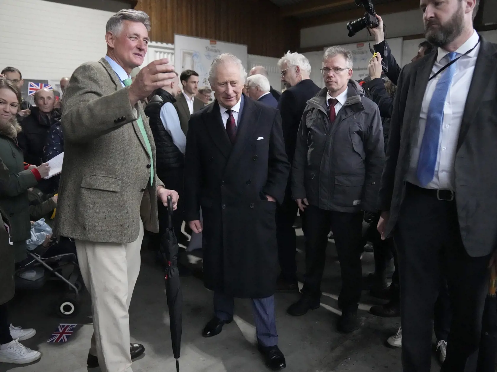 JB 12 Berlín - Britský kráľ Karol III. (uprostred) počas návštevy organickej farmy v dedine Brodowin pri Berlíne 30. marca 2023. Britský monarcha Karol III. začal v stredu  svoju prvú štátnu návštevu od svojho nástupu na trón, informuje TASR na základe správ agentúr AFP a DPA. Do Nemecka pricestoval na trojdňovú oficiálnu návštevu. FOTO TASR/AP 

Britain's King Charles III visits the Brodowin organic farm in the village of Brodowin, about 80 kilometers, 50 miles, northeast of Berlin, Thursday, M