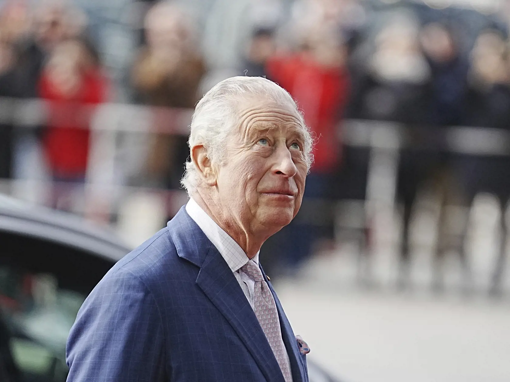 KK27 Berlín - Britský kráľ Karol III. sa pozerá počas príchodu na železničnú stanicu v Berlíne 31. marca 2023. Britský kráľ Karol III. a jeho manželka Kamila, ktorí sú na trojdňovej návšteve Nemecka, cestovali v piatok dopoludnia rýchlovlakom spoločnosti Deutsche Bahn z Berlína do Hamburgu. FOTO TASR/AP
British King Charles III looks up on arrival at Berlin Central Station in Berlin, Germany, Friday, March 31, 2023. At the end of their three-day trip to Germany, Britain's King Charles III and Ca