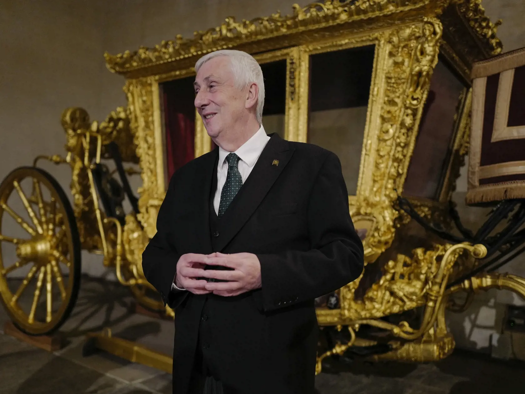 KK10 Londýn - Na snímke predseda Dolnej komory britského parlamentu Lindsay Hoyle stojí vedľa pozláteného koča pred korunováciou kráľa Karola III. v Londýne 30. apríla 2023. Pozlátený koč, ktorý bol naposledy vystavený v londýnskom Westminsterskom paláci v roku 2005, bude opäť vystavený od 2. mája do jesene pri príležitosti korunovácie kráľa Karola III. FOTO TARS/AP
Britain's Speaker of the House of Commons Lindsay Hoyle stands next to the as it returns to Westminster, ahead of the coronation of