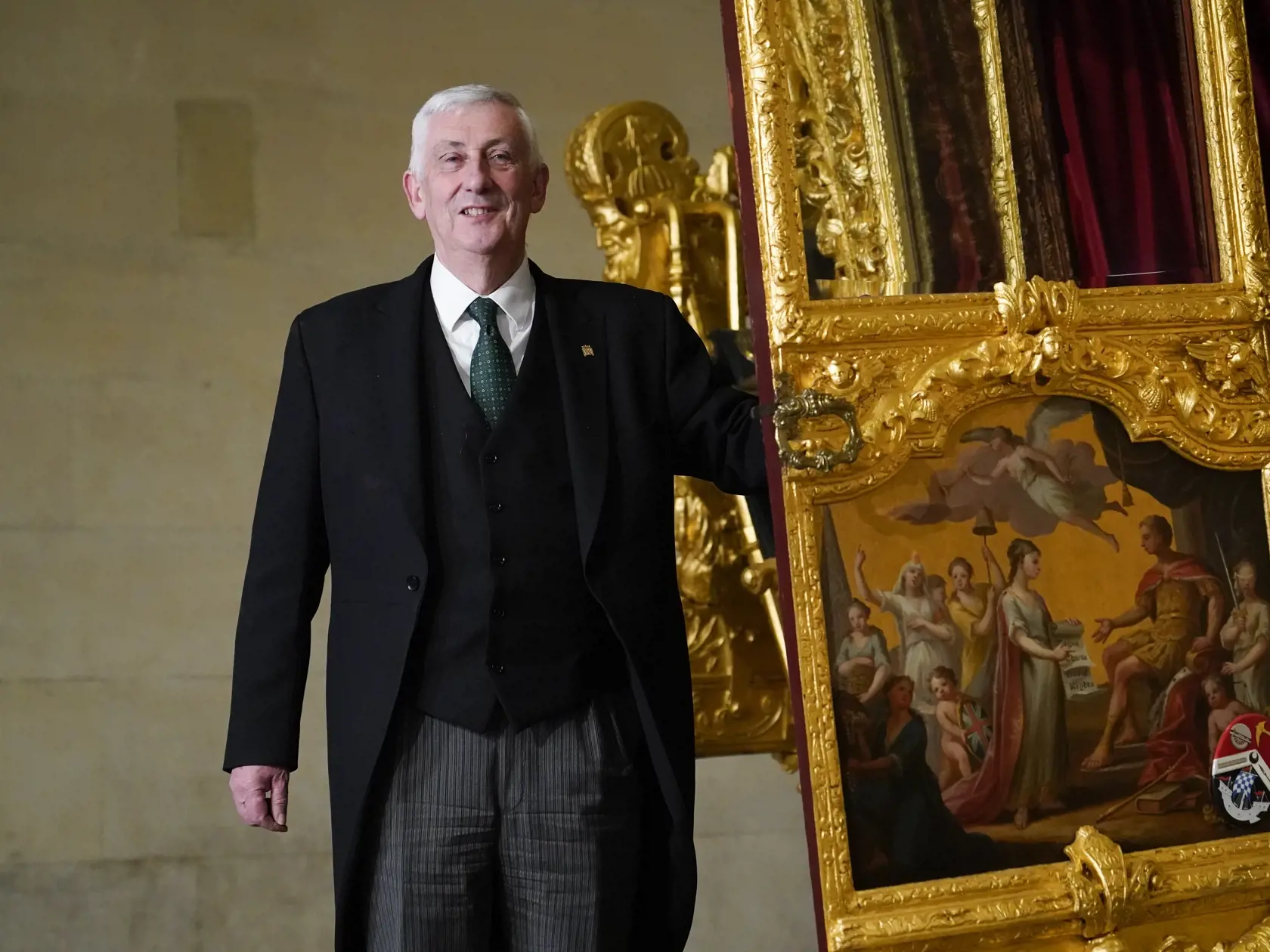 KK12 Londýn - Na snímke predseda Dolnej komory britského parlamentu Lindsay Hoyle stojí vedľa pozláteného koča pred korunováciou kráľa Karola III. v Londýne 30. apríla 2023. Pozlátený koč, ktorý bol naposledy vystavený v londýnskom Westminsterskom paláci v roku 2005, bude opäť vystavený od 2. mája do jesene pri príležitosti korunovácie kráľa Karola III. FOTO TARS/AP
Britain's Speaker of the House of Commons Lindsay Hoyle stands next to the as it returns to Westminster, ahead of the coronation of