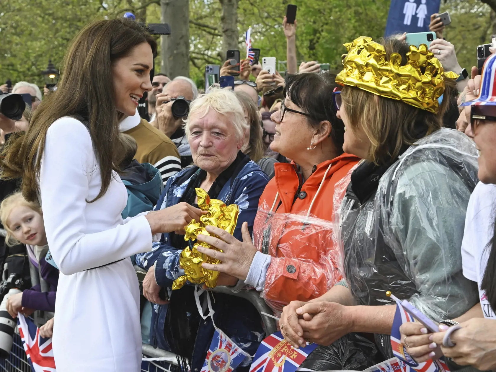 KK25 Londýn - Kate, princezná z Walesu sa zdraví s priaznivcami pred Buckinghamským palácom v Londýne 5. mája 2023. Korunovácia Karola III. a Kamily vo Westminsterskom opátstve sa bude konať 6. mája a zúčastnia sa na nej predstavitelia mnohých krajín sveta. FOTO TASR/AP
Britain's Kate, Princess of Wales, greets well-wishers outside Buckingham Palace, in London, Friday, May 5, 2023 a day before the coronation of King Charles III and Camilla, Queen Consort, at Westminster Abbey. (Toby Melville, Po
