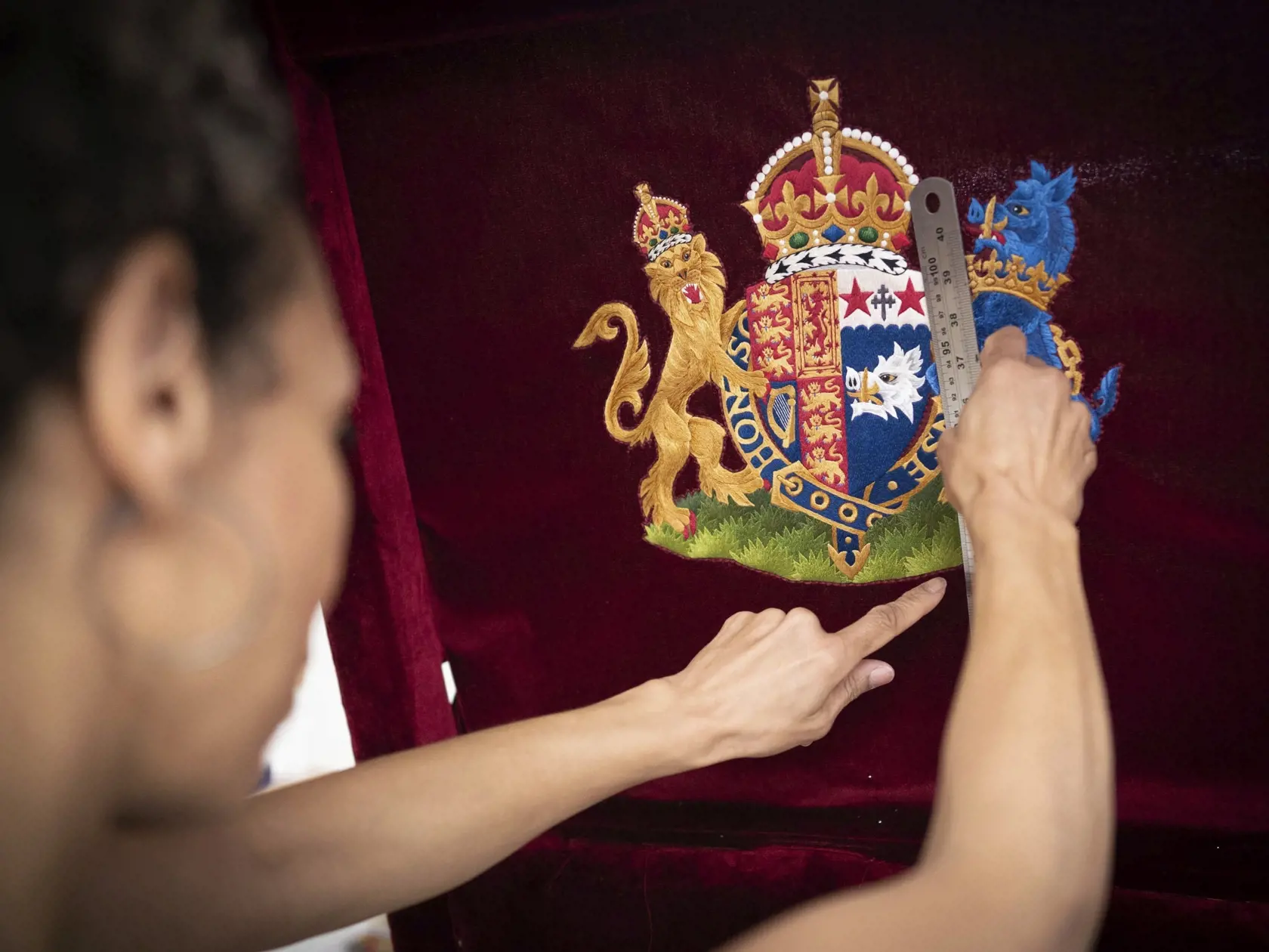 KK20 Londýn - Alex Burnett pracuje na reštaurovaní korunovačného kresla pre Kamilu v dielňach Marlborough House pred korunováciou kráľa Karola III. a Kamily, 20. apríla 2023 v Londýne. FOTO TASR/AP
Upholsterer Beatrice Ekwalla works on Camilla, Queen Consort's throne chair which will be used for the coronation of King Charles III and Camilla, Queen Consort, at A.T. Cronin workshop, in west London, Thursday April 20, 2023. (Stefan Rousseau/PA via AP)