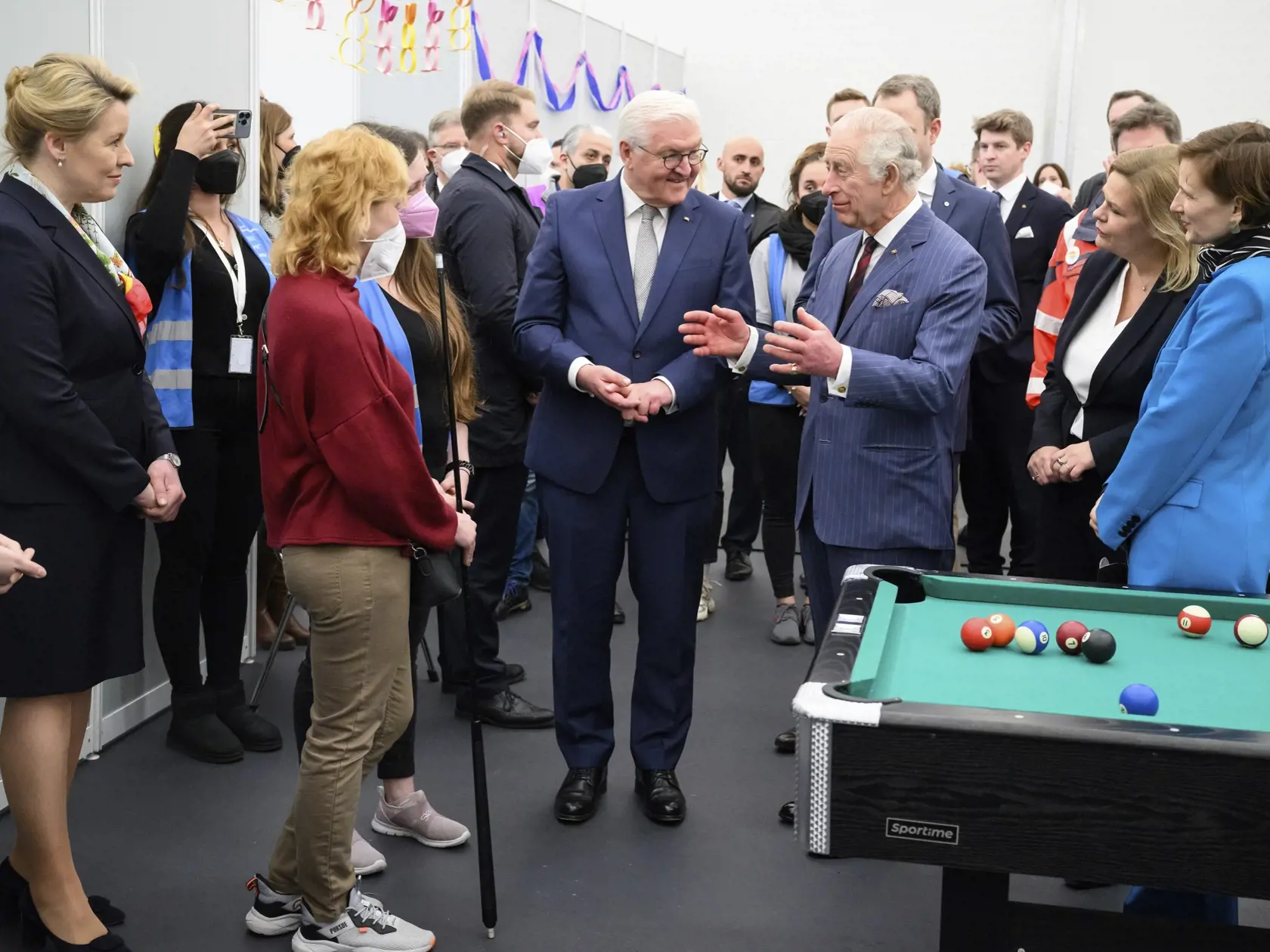 JB 5 Berlín - Britský kráľ Karol III. (uprostred vpravo) navštívil s nemeckým prezidentom Frankom-Walterom Steinmeierom  (uprostred vľavo) záchytné centrum pre utečencov z Ukrajiny na bývalom letisku Tegel v Berlíne 30. marca 2023. Britský monarcha Karol III. začal v stredu  svoju prvú štátnu návštevu od svojho nástupu na trón, informuje TASR na základe správ agentúr AFP a DPA. Do Nemecka pricestoval na trojdňovú oficiálnu návštevu. FOTO TASR/AP 

Britain's King Charles III visits the arrival ce