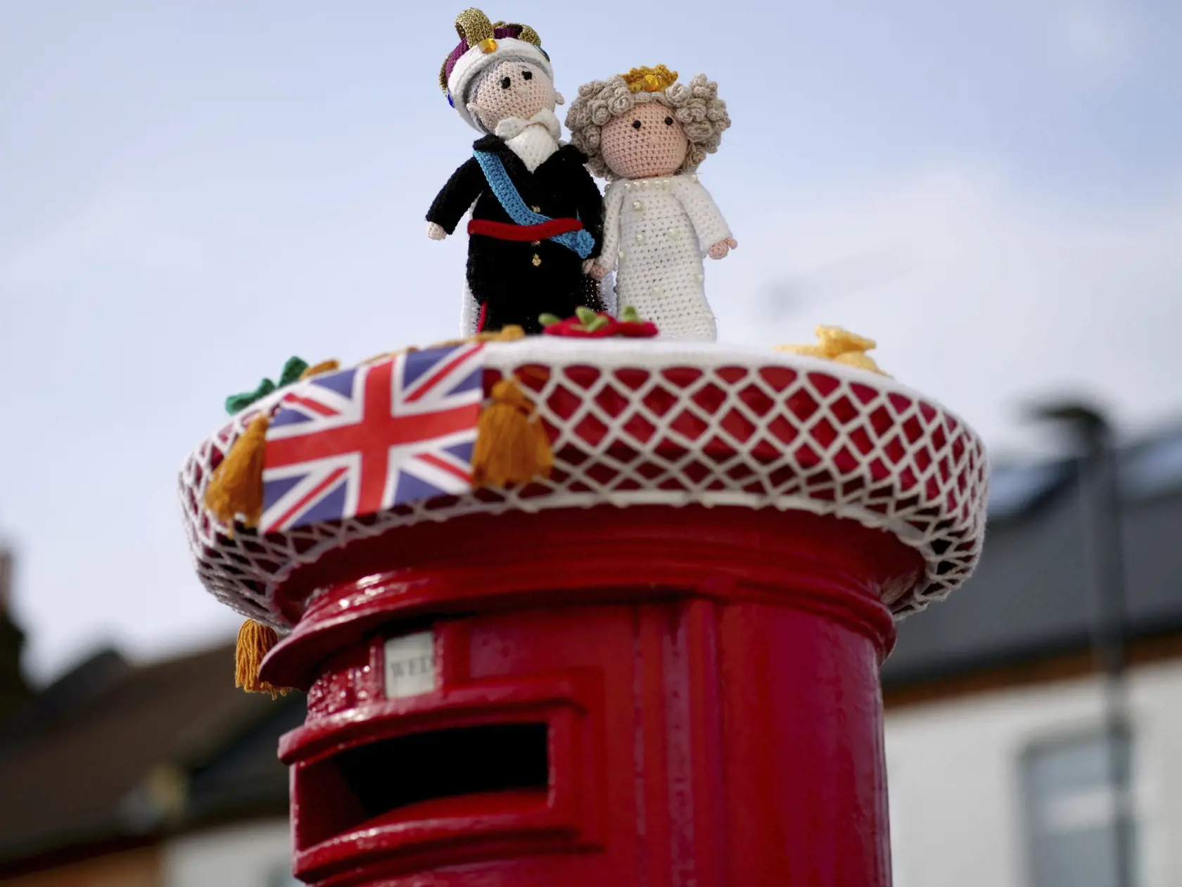 KK41 Londýn - Poštová schránka s motívom korunovácie britského kráľa Karola III. v Londýne 2. mája 2023. FOTO TASR/AP
A Britains' King Charles III coronation themed postbox topper in Isleworth, London, Tuesday May 2, 2023. (John Walton/PA via AP)