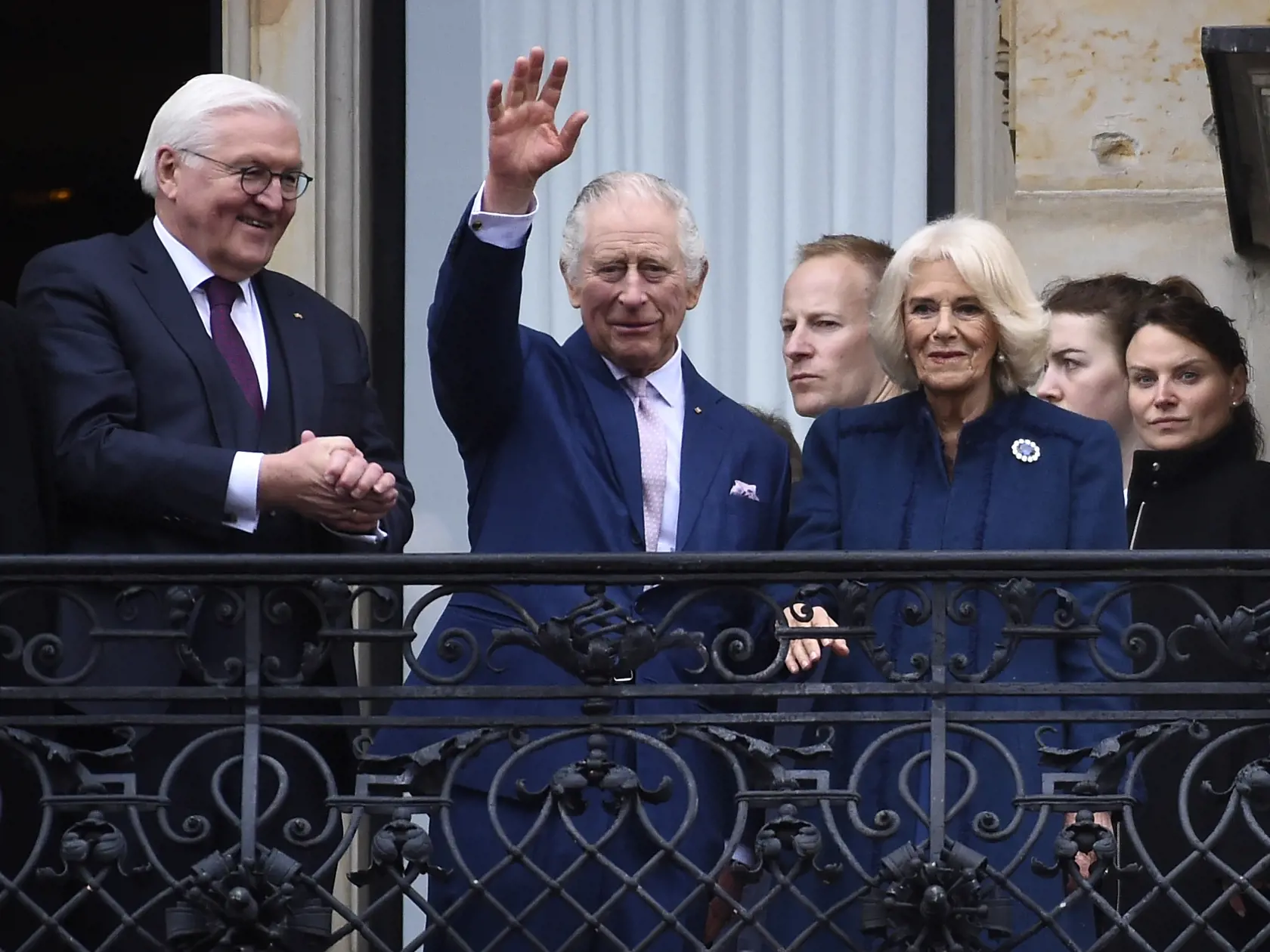 KK31 Hamburg - Na snímke britský kráľ Karol III. a jeho manželka Kamila mávajú z balkóna radnice, vľavo nemecký prezident Frank-Walter Steinmeier v Hamburgu 31. marca 2023. Britský kráľ Karol III. a jeho manželka Kamila, ktorí sú na trojdňovej návšteve Nemecka, cestovali v piatok dopoludnia rýchlovlakom spoločnosti Deutsche Bahn z Berlína do Hamburgu. FOTO TASR/AP
German President Frank-Walter Steinmeier, left, watches as Britain's King Charles III, with Camilla, the Queen Consort, waves from a 