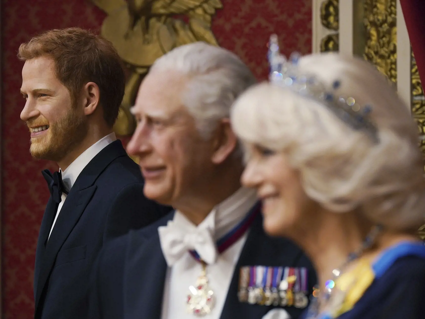 KK30 Londýn - Na snímke zľava voskové figuríny britského princa Harryho, britského kráľa Karola III. a britskej kráľovnej manželky Kamily v múzeu voskových figurín Madame Tussauds v Londýne 26. apríla 2023. Korunovácia Karola III. vo Westminsterskom opátstve sa bude konať 6. mája a zúčastnia sa na nej predstavitelia mnohých krajín sveta. FOTO TASR/AP
A wax figure of Prince Harry, left, is moved back onto display alongside other members of the Royal family, at Madame Tussauds, ahead of the corona