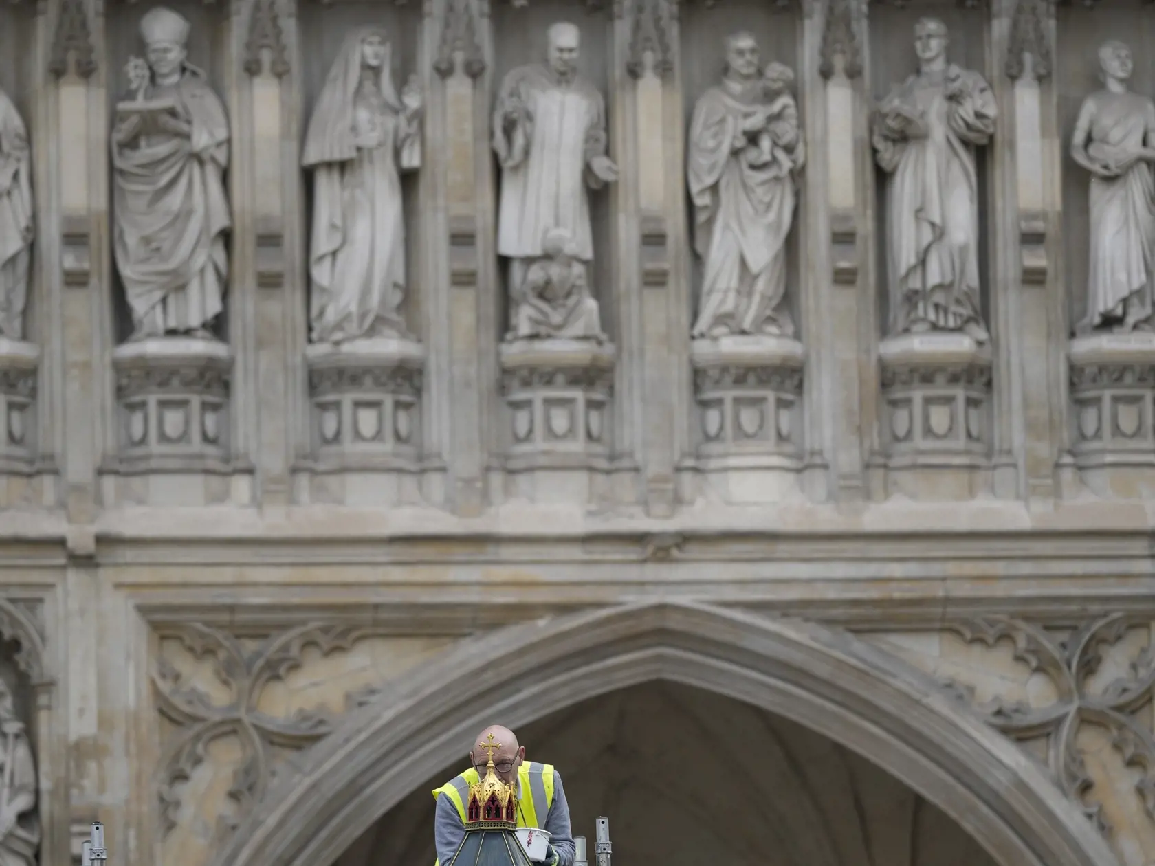 KK48 Londýn - Maliar premaľováva lampu pred Westminsterským opátstvom počas príprav na korunováciu britského kráľa Karola III. v Londýne 27. apríla 2023. Korunovácia Karola III. vo Westminsterskom opátstve sa bude konať 6. mája a zúčastnia sa na nej predstavitelia mnohých krajín sveta. FOTO TASR/AP
Painters repaint the lamp pots outside Westminster Abbey as preparations continue for the Coronation of King Charles III in London, Britain, Thursday, April 27, 2023. The Coronation of King Charles II