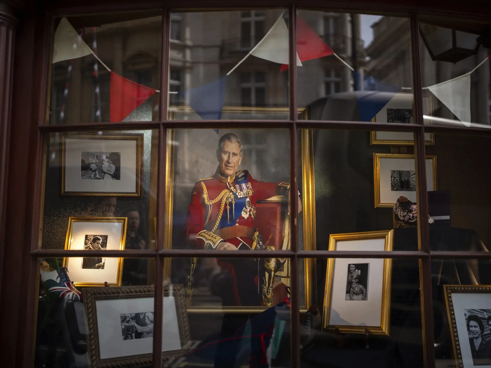 KK20 Londýn - Na snímke obraz britského kráľa Karola III. a zarámované fotografie zdobia výklad v Londýne 4. mája 2023.  Korunovácia Karola III. vo Westminsterskom opátstve sa bude konať 6. mája a zúčastnia sa na nej predstavitelia mnohých krajín sveta. FOTO TASR/AP

A storefront window decorated with framed photographs and a painting of King Charles III is seen in London, Thursday, May 4, 2023. The Coronation of King Charles III will take place at Westminster Abbey on May 6. (AP Photo/Emilio Mo