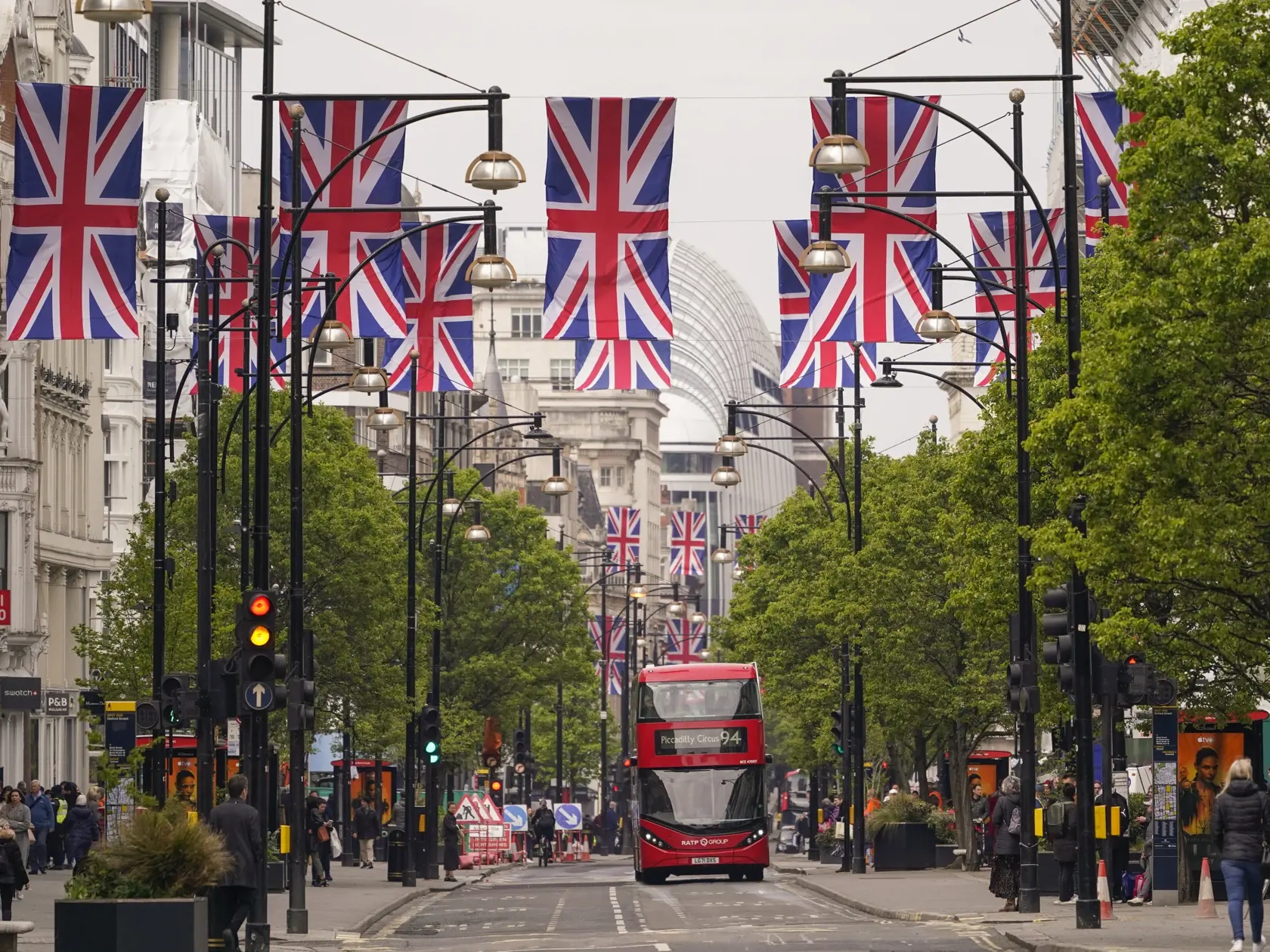 KK50 Londýn - Na snímke vlajky Spojeného kráľovstva Veľkej Británie visia počas príprav na korunováciu britského kráľa Karola III. v Londýne 27. apríla 2023. Korunovácia Karola III. vo Westminsterskom opátstve sa bude konať 6. mája a zúčastnia sa na nej predstavitelia mnohých krajín sveta. FOTO TASR/AP
Union flags hang over Oxford Street ahead of the coronation of Britain's King Charles III, in London, Thursday, April 27, 2023. (AP Photo/Alberto Pezzali)