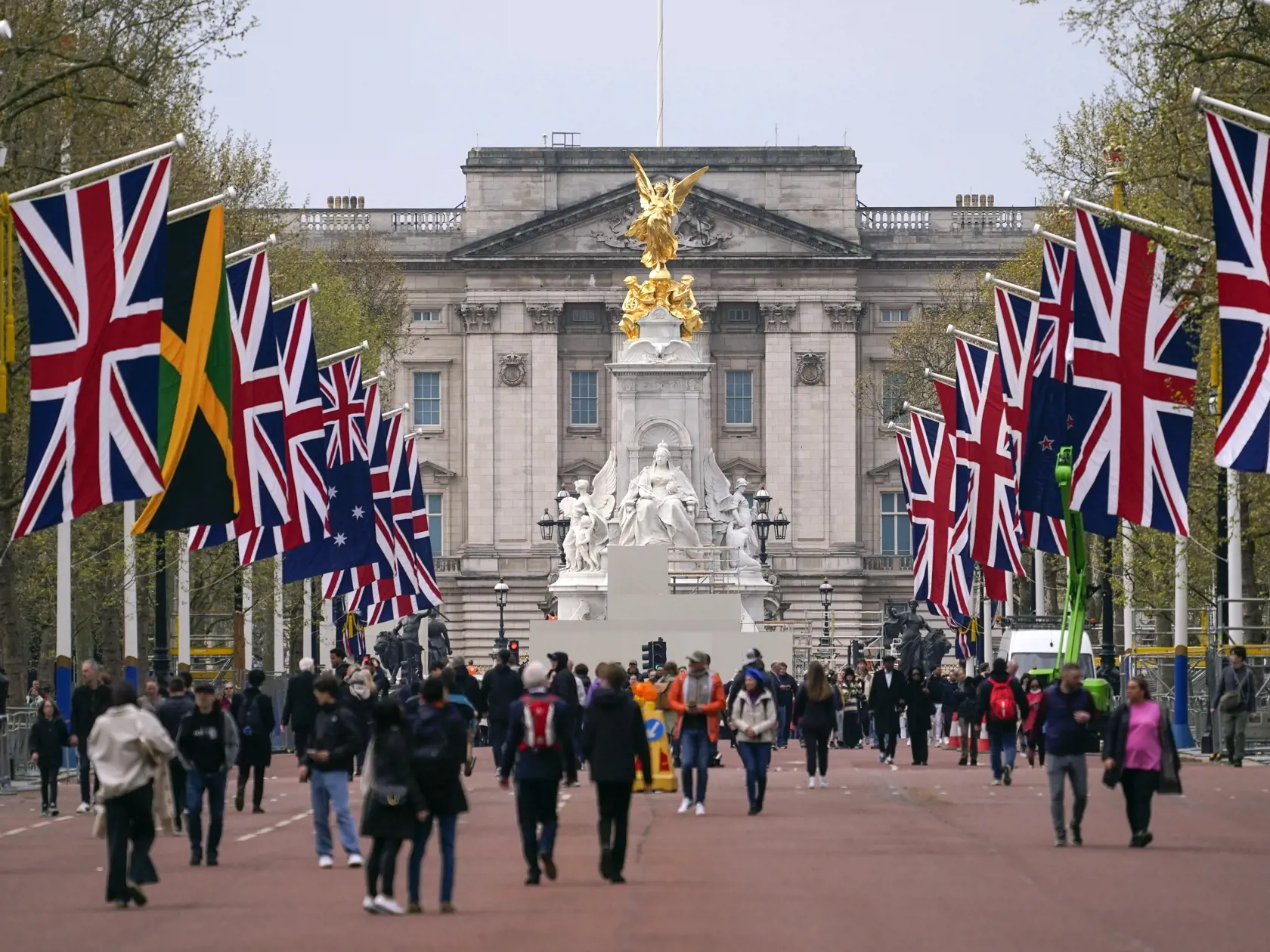 KK49 Londýn - Ľudia kráčajú po ulici The Mall, kde sú vyvesené vlajky Británie a krajín Spoločenstva národov (Commonwealth) počas príprav na korunováciu britského kráľa Karola III. v Londýne 27. apríla 2023. Korunovácia Karola III. vo Westminsterskom opátstve sa bude konať 6. mája a zúčastnia sa na nej predstavitelia mnohých krajín sveta. FOTO TASR/AP
People walk along the Mall where British and Commonwealth countries flags have been put, ahead of the coronation of Britain's King Charles III, in