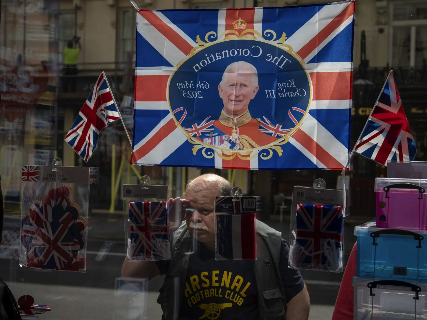 KK20 Londýn - Muž sa pozerá do obchodu so suvenírmi, na ktorom je vystavená vlajka na korunováciu britského kráľa Karola III., 3. mája 2023 v Londýne. Korunovácia Karola III. vo Westminsterskom opátstve sa bude konať 6. mája a zúčastnia sa na nej predstavitelia mnohých krajín sveta. FOTO TASR/AP
A man looks inside a souvenir shop decorated with a flag commemorating the coronation of King Charles III in central London, Wednesday, May 3, 2023. The Coronation of King Charles III will take place at 