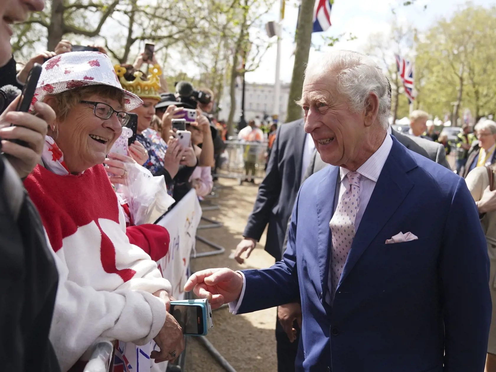 KK17 Londýn - Britský kráľ Karol III. sa zdraví s priaznivcami pred Buckinghamským palácom v Londýne 5. mája 2023. Korunovácia Karola III. a Kamily vo Westminsterskom opátstve sa bude konať 6. mája a zúčastnia sa na nej predstavitelia mnohých krajín sveta. FOTO TASR/AP
Britain's King Charles III greets wellwishers outside Buckingham Palace, in London, Friday, May 5, 2023 a day before his coronation takes place at Westminster Abbey. (James Manning/PA via AP)