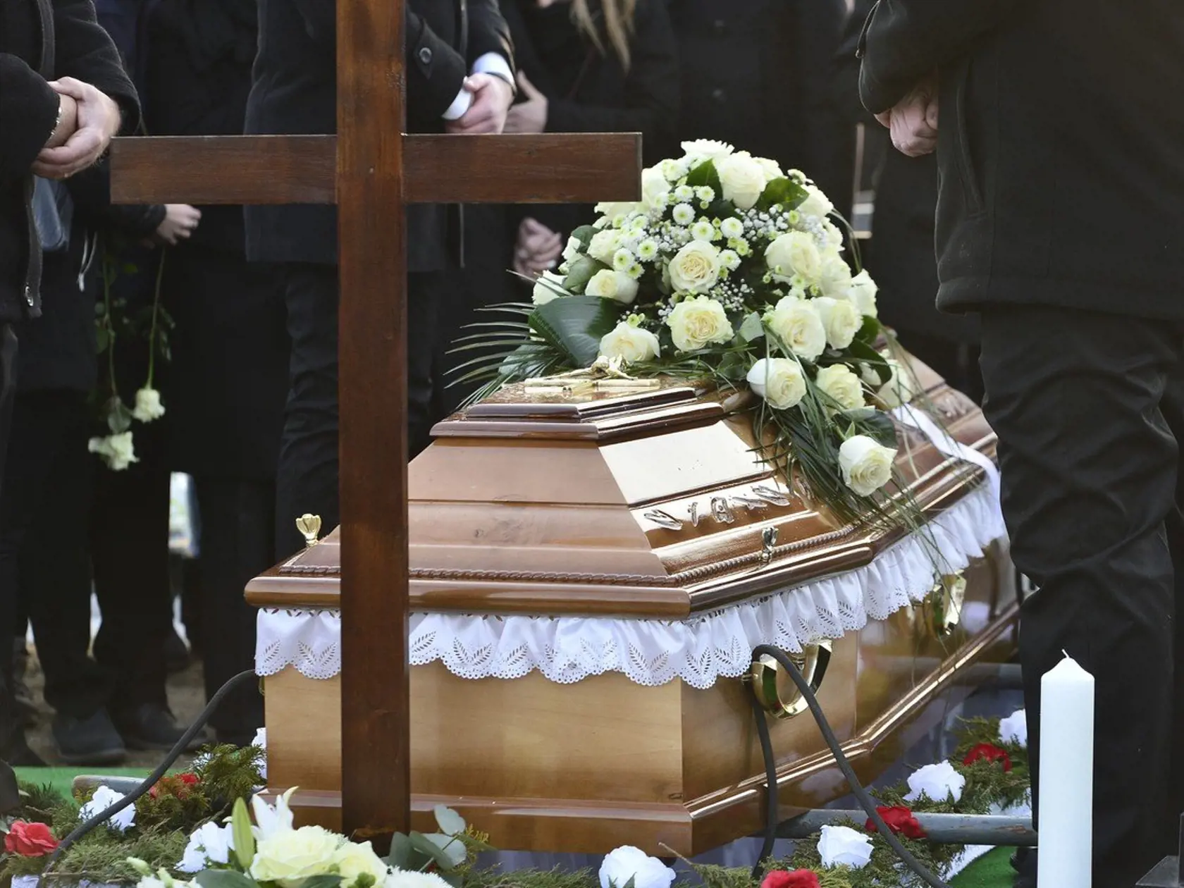 Rakvu zdobili biele kvety.