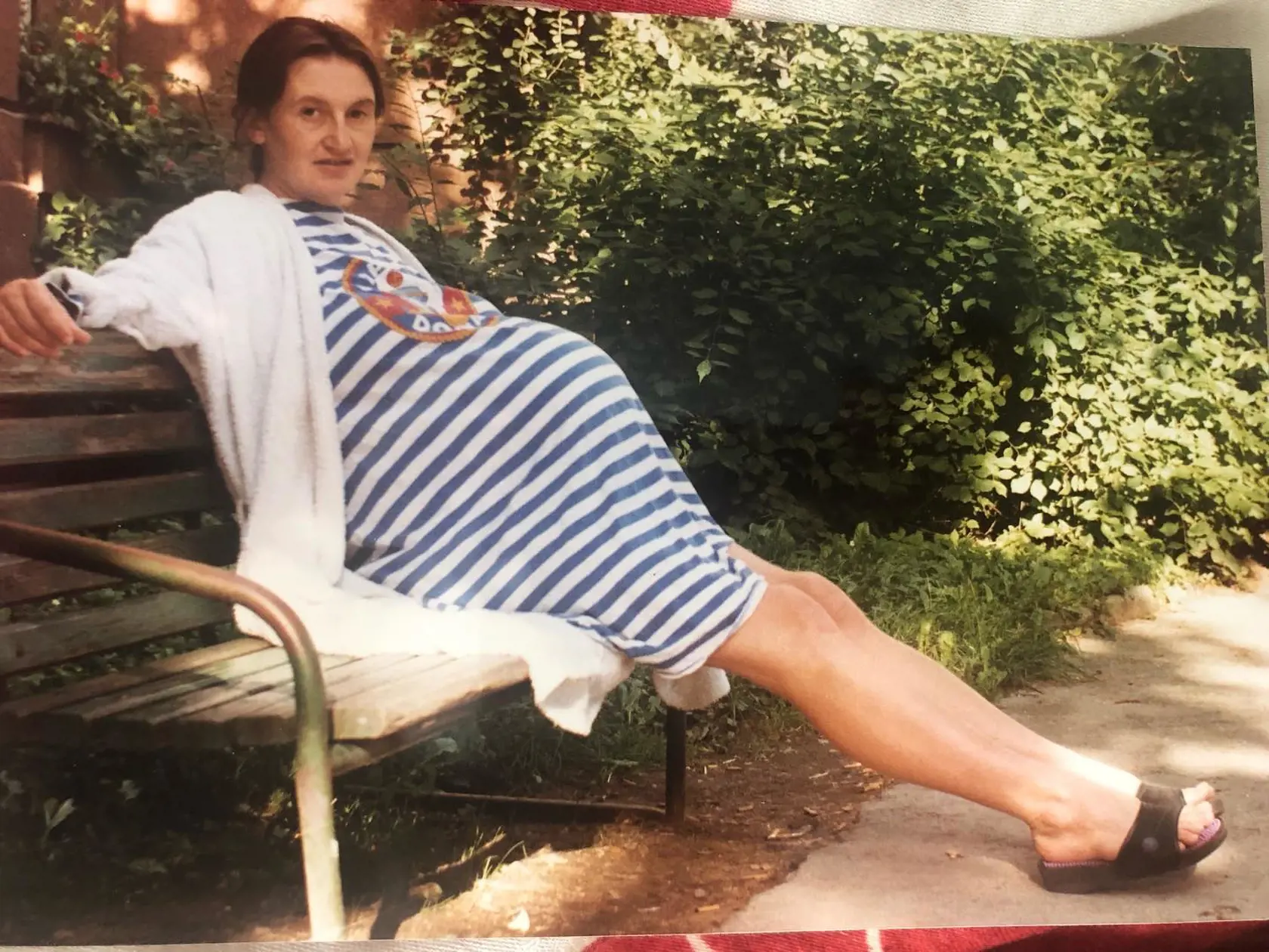 Eva Holubová tehotná s dvojčatami. 31 rokov po ich narodení na sociálnej sieti vychválila ich prednosti a priznala svoje nedostatky.