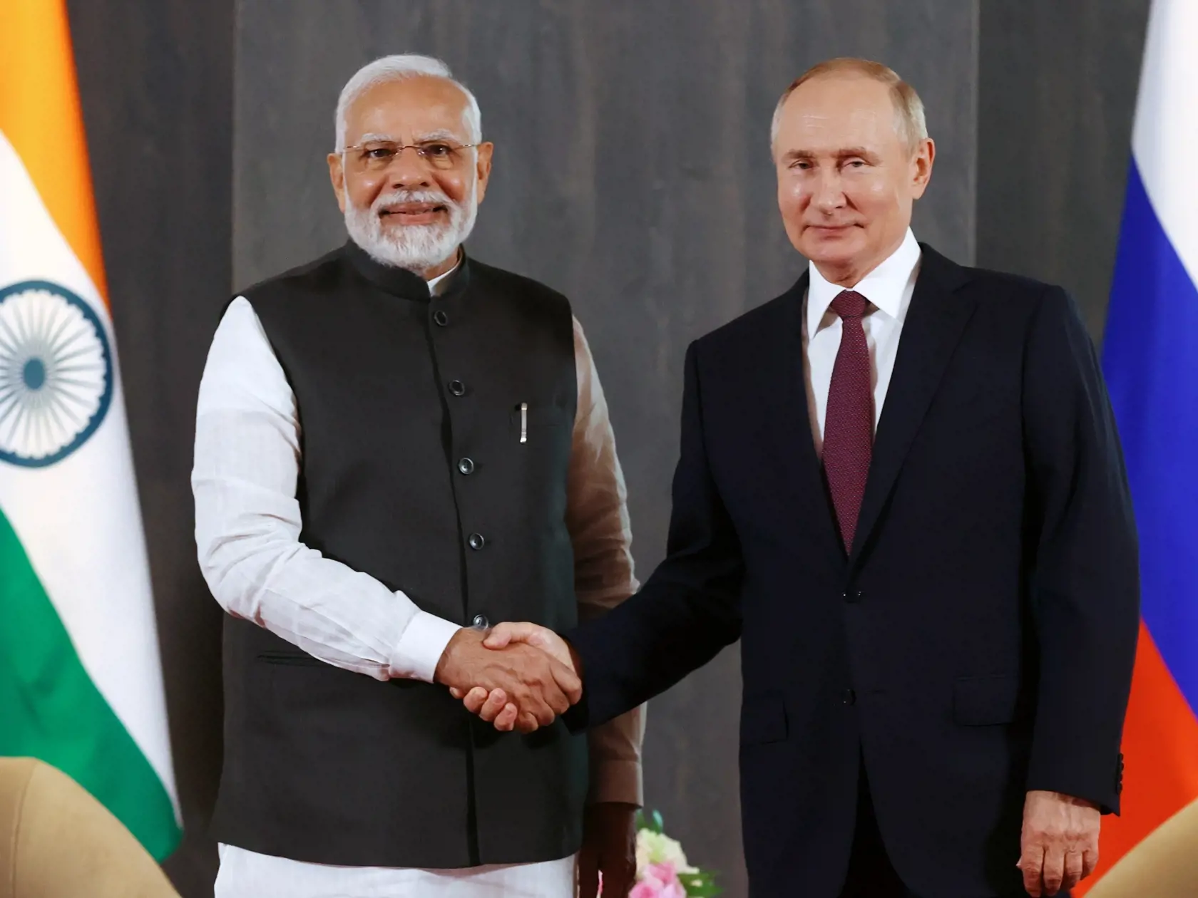 AZ25 archív Samarkand - Na archívnej snímke z 16. septembra 2022 ruský prezident Vladimir Putin (vpravo) a indický premiér Naréndra Módí (vľavo) si podávajú ruky pred summitom Šanghajskej organizácie spolupráce v Samarkande v Uzbekistane. Indický premiér Naréndra Módí v pondelok navštívi Rusko, uviedol vo štvrtok Kremeľ. Nadchádzajúcu návštevu Moskva avizovala ešte koncom júna a hovorca Kremľa Dmitrij Peskov ju označil za veľmi dôležitú. FOTO TASR/AP
FILE -Russian President Vladimir Putin, right