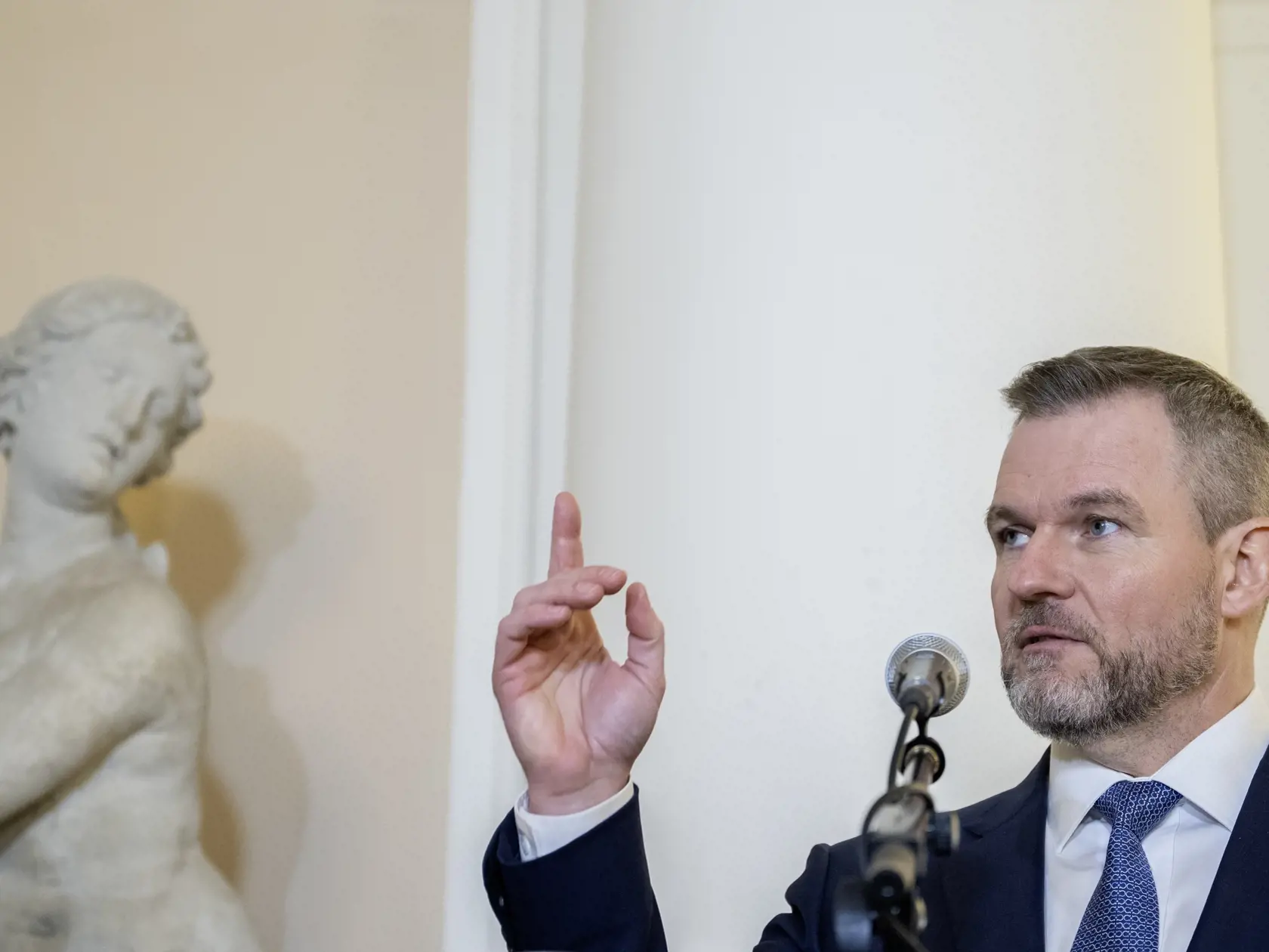 Na snímke slovenský prezident Peter Pellegrini počas tlačovej konferencie po prezidentskom sumite Slavkovského formátu (S3) na zámku Slavkov pri Brne v stredu 5. marca 2025. Český, slovenský a rakúsky prezident Alexander Van der Bellen si pripomenuli desiate výročie podpísania Slavkovskej deklarácie. Hlavnými témami spoločných rokovaní prezidentov boli aktuálne zahraničnopolitické výzvy vrátane situácie na Ukrajine, budúcnosť transatlantických vzťahov, rozširovanie Európskej únie, ako aj inovácie, konkurencieschopnosť či úloha mladých v spoločnosti.
