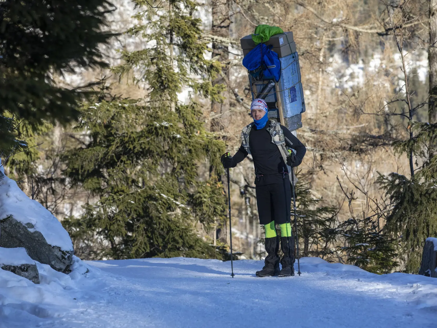 Na snímke Vysoké Tatry v zime. Horskí nosiči vynášajú bez ohľadu na ročné obdobie a počasie.